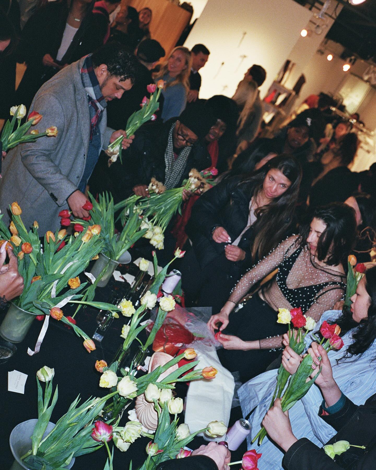 Recap from our pre-v-day Lovers and Friends bouquet frenzy, hosted by the talents behind @socialstudies.shop @hausincubator & @aretestudios_____
Grateful to @jessica.gangoso for the invitation, to @bloomcourtfarm for the perfect local tulips, and to a thrifted bolt of tulle for unlocking a new flower wrapping concept 😶🌫️💐
More of this, please!
📸: @aana.create