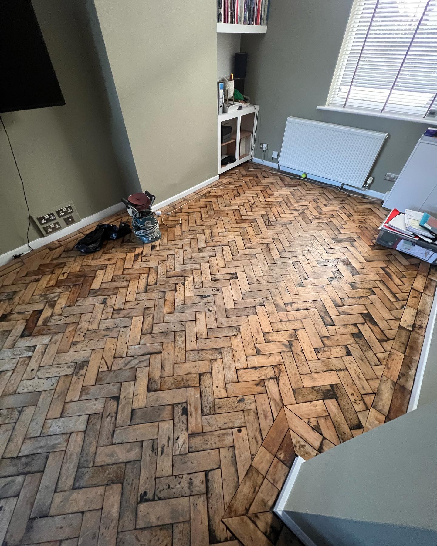 This parquet floor had been reclaimed from a school and relayed in a clients house, we stripped it down level, give it a full resin fill and sealed it with a high traffic lacquer ?
Do you have a engineered or solid wood floor in need of being restored ? Don’t hesitate to get in touch for a honest and reliable quote.
? : 07721710499
? : uniquefloorfinishes@outlook.com
? : www.uniquefloorfinishes.com
? : unique floor finishes on google
Floor Sanding ☑️
Floor Laying ☑️
Floor repairs ☑️
Free quotations ☑️
5 Star google reviews ⭐️
#restoration #floorsanding #parquet #woodfloors #homeimprovements #oakflooring #renovation #reclaimedwood