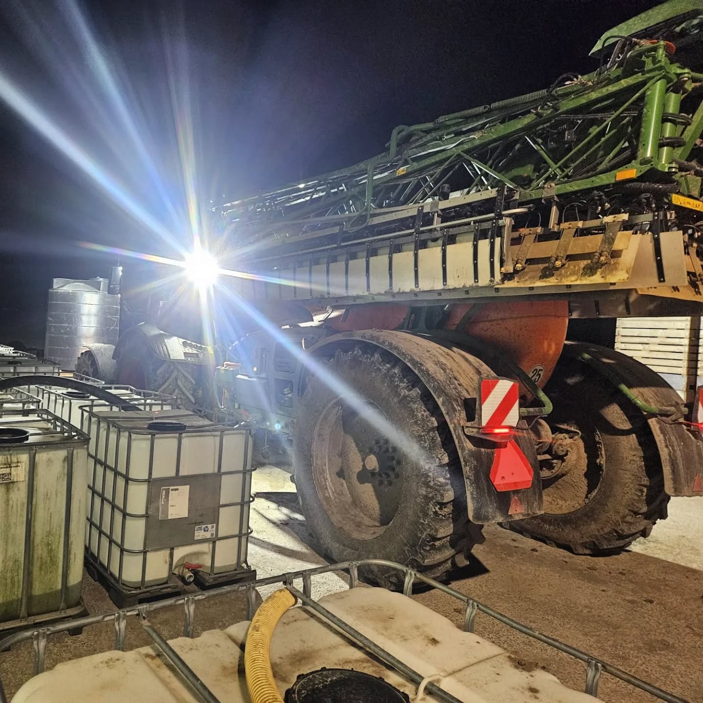 Vorstelijk❄️
Opeens hebben we toch nog een paar koude nachten gehad waarbij het aan de grond lekker vroor🔝
Voor een akkerbouwer ideaal om vast wat werk te doen voor het nieuwe seizoen. Je moet dan vaak wel vroeg beginnen omdat het overdag gaat dooien🫨
En soms is de grond ook te hard bevroren om wat te doen🤔
We hebben de eerste stikstofbemesting op de tarwe gespoten, kunstmest gestrooid op het toekomstige aardappelland en suikerbietenland klaargelegd en ook nog 2 percelen geploegd🤠
Verschillende soorten werk en daarom is het belangrijk hoe hard de grond bevroren is, vooral bij grondbewerking is dat belangrijk, te hard en de machine gaat kapot, te zacht dan zak je erdoorheen 🚜⬇️
Dus vroeg op en gaan kijken🕟🧐
#hoekschewaardappel
#oogst2025
#akkerbouw
#onzeboerderij
#farmlife
#trotsopdeboer
