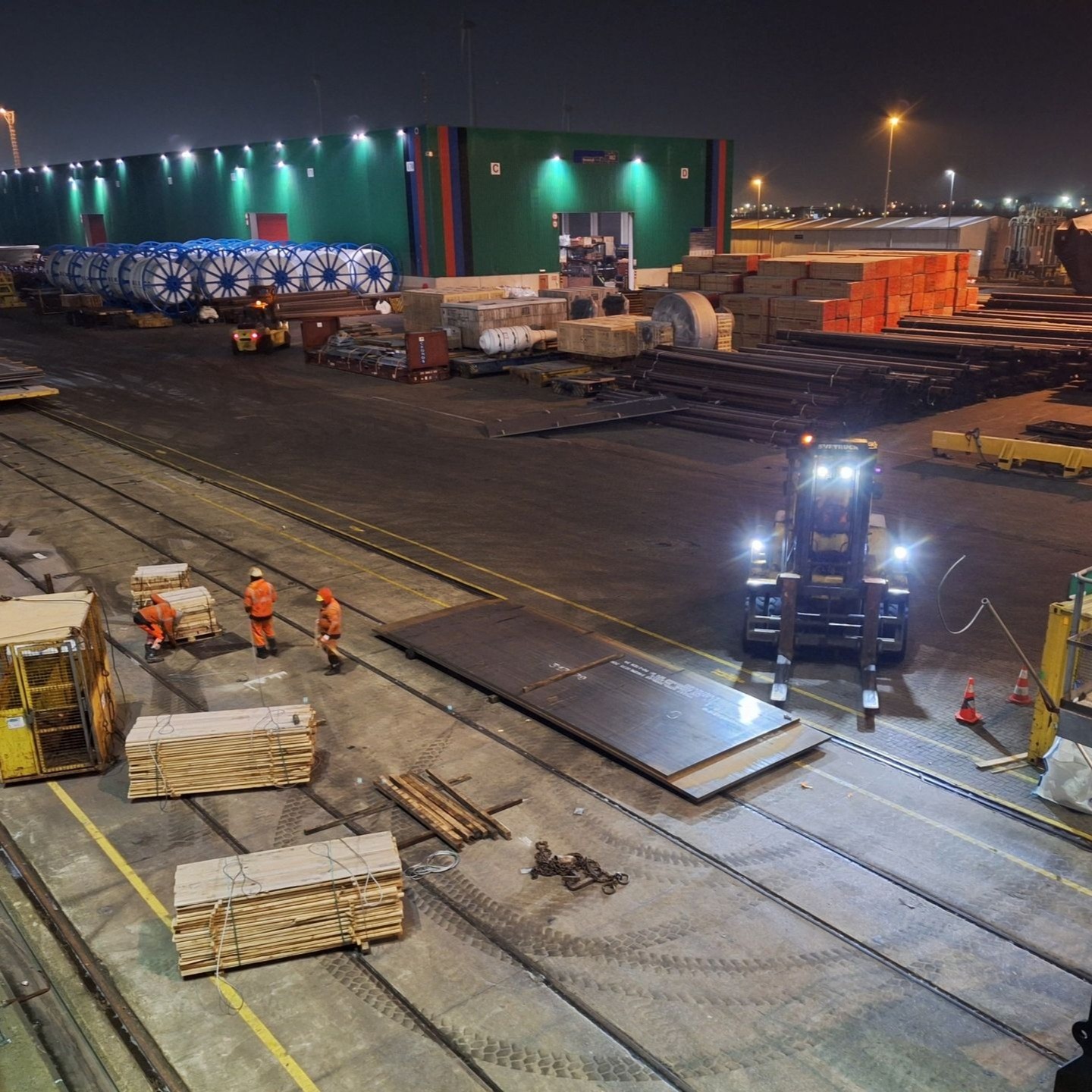 This week Overheul Marine had the opportunity to survey steel unloading and loading operations in the Port of Antwerp for our client Myrcator Marine & Cargo Solutions. It was a great experience, and we look forward to a long-term collaboration!
hashtag#Logistics hashtag#SteelIndustry hashtag#PortofAntwerp hashtag#Zuidnatie hashtag#Collaboration hashtag#Survey