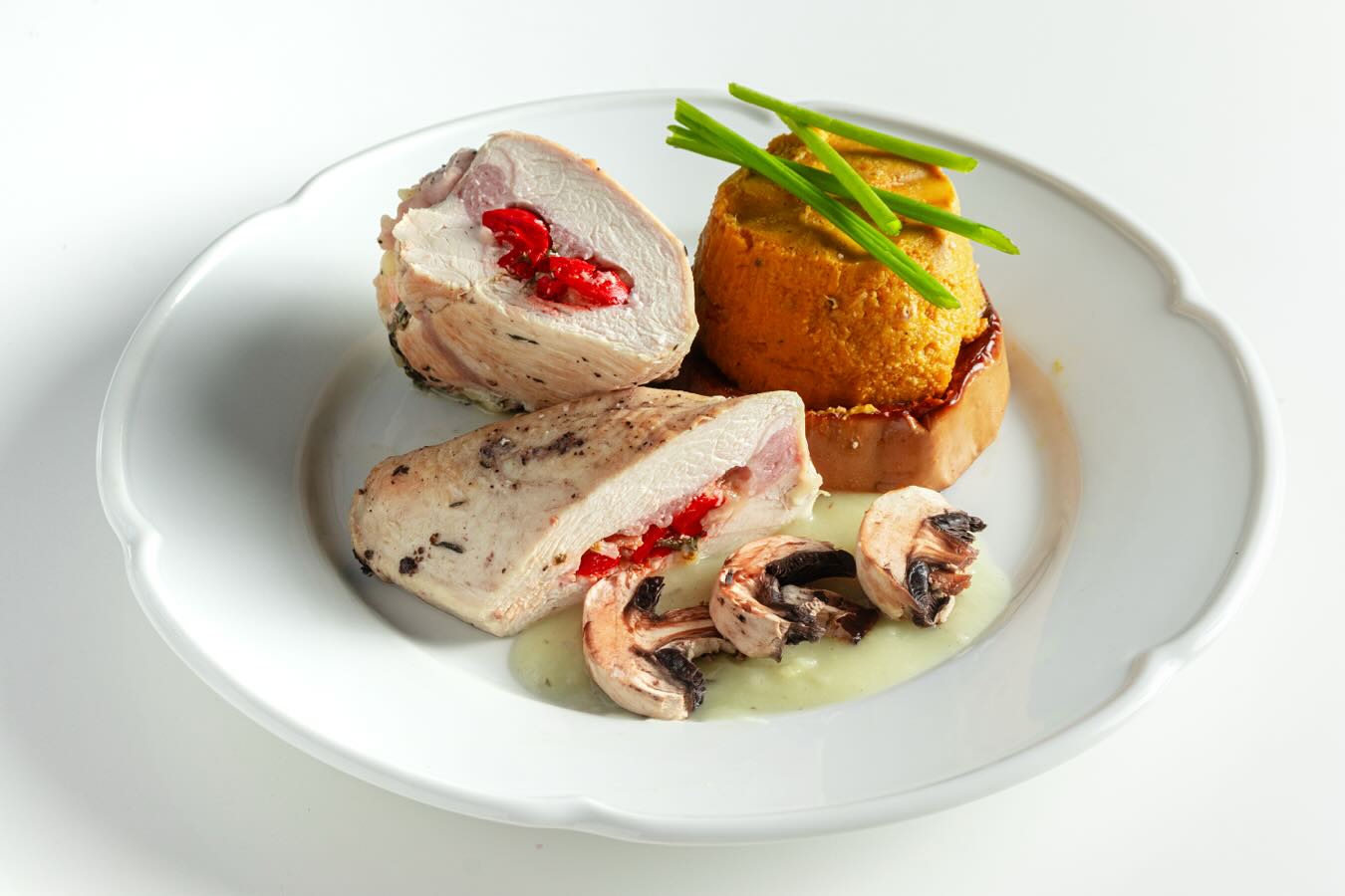 ✨ La Importancia del #Catering en un #Evento ✨
El catering es clave en cualquier evento, no solo por la comida, sino por la experiencia gastronómica que ofrece. Una buena estructura de catering incluye:
✅ Recepción: bocados fríos y calientes para dar la bienvenida.
✅ Plato principal: opciones equilibradas según el tipo de evento.
✅ Postres y dulces: el toque final perfecto.
✅ Bebidas: maridaje adecuado para cada momento.
Con QÙ Catering, liderado por el reconocido Chef David Quiroga, garantizamos un servicio de primer nivel. Con una trayectoria de más de 25 años, David ha trabajado en eventos exclusivos, destacándose por su innovación, calidad y atención al detalle.
Si querés un catering que haga de tu evento una experiencia inolvidable, QÙ Catering es la elección perfecta. ¡Consultanos! 🍽✨
#QuCatering #ChefDavidQuiroga #EventosGourmet #ExperienciaÚnica #PREGOeventos #xv #casamientos #recibidas #cumpleaños #empresariales