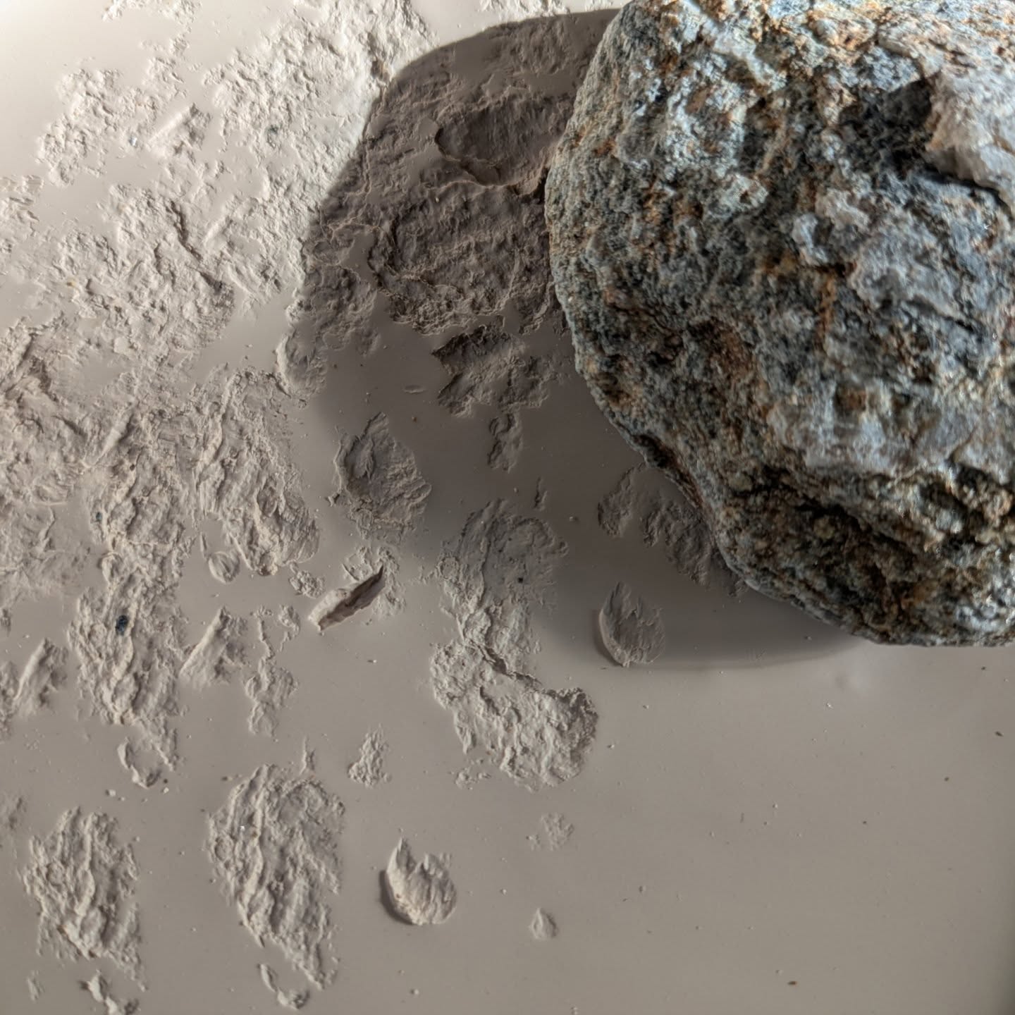 JEMA 2025 | @jemaofficiel
"TRAITS D'UNION"
A l'occasion des Journées Européennes des métiers d'art, l'atelier pam ouvrira ses portes, samedi 5 & dimanche 6 avril.
Au programme,
Les matinées 10h-11h30
Atelier découverte céramique "Porcelaine et Empreinte"
Fabrication d'une petite assiette/contenant avec la technique de la plaque et un travail autour de l'empreinte.
En binôme enfant/adulte.
Info et réservation sur mon site internet.
Les après midi 14h-18h
Entrée libre chez @atelierpam_ & @adrien_herve
Visite et démonstration de soufflage de verre chez mon voisin d'atelier et conjoint @adrien_herve
Au plaisir de vous accueillir !
Patricia
#jema #jema2025 #metiersdart #artisanedart #artisane #ceramiste #ceramqiue #atelier #porcelaine #empreinte
#decouverre #activiteenfant #binome #partage