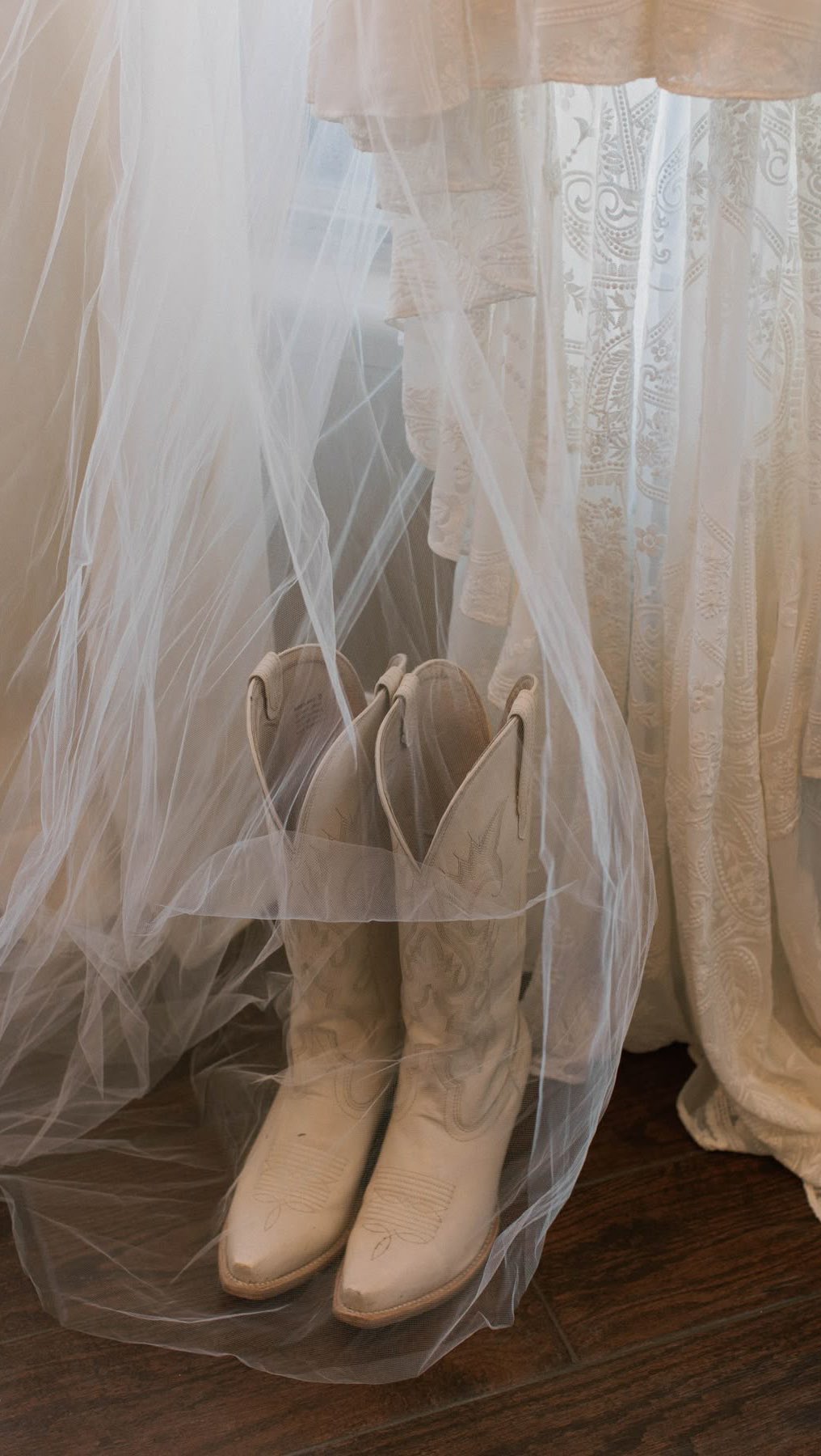 This gives me all the country vibes ✨
If you’ve seen Footloose, you know that this is one of the most iconic songs in the show! I’ve actually performed the musical twice so it holds a very special place in my heart. 
I had to cover this beautiful version originally sung by the iconic Bonnie Tyler. This version is by Ella Mae Bowen 🥰
Would you add this to your daytime wedding set list, or go full out with the pop version in the evening? 🕺🏼 
#weddingsinger #weddingsingeruk #weddingmusic #welshsinger #footloose #footloosemusical #weddinginspo #welshwedding #weddingvenueuk #weddingsupplieruk