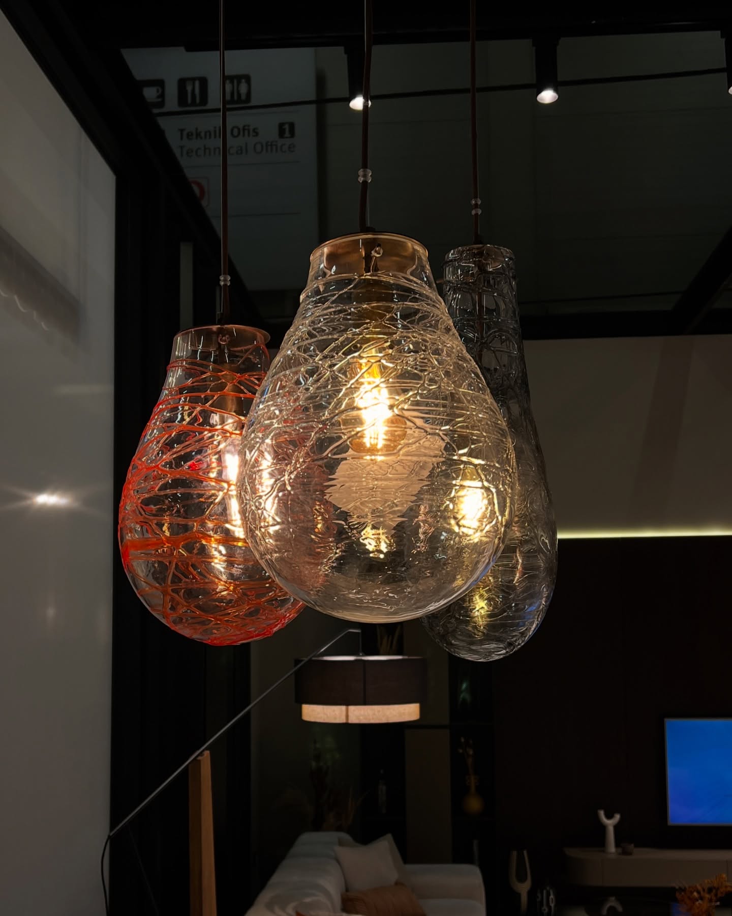 A little #throwback to our hand-crafted Cocoon pendant from IIFF 2025, beautifully paired with Urbanaloji furniture. 💫
>> maiizen.com