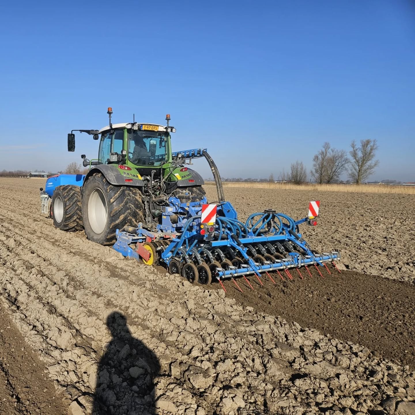 Zomers☀️🤠
Door het prachtige weer deze week gaat het bij een akkerbouwer wel kriebelen om iets in het land te doen.
De eerste zaaiklus die daarvoor in aanmerking kwam is die van de zomertarwe🚜💨
Zomertarwe heeft geen kou nodig om in de aar te komen en verschilt daardoor van wintertarwe🌾 Belangrijk is dat het zaad goed in het vocht komt te liggen, zeker nu ze weer zo'n zomerse droge week opgeven. Een ander voordeel is dat onze gevleugelde vrienden het zaad dan niet kunnen opeten❌🪿🐦⬛
Het zaaien ging prachtig, "mooi werk" zeggen we dan👌🏻🙂
#hoekschewaardappel
#onzeboerderij
#farmlife
#zomertarwe
#oogst2025