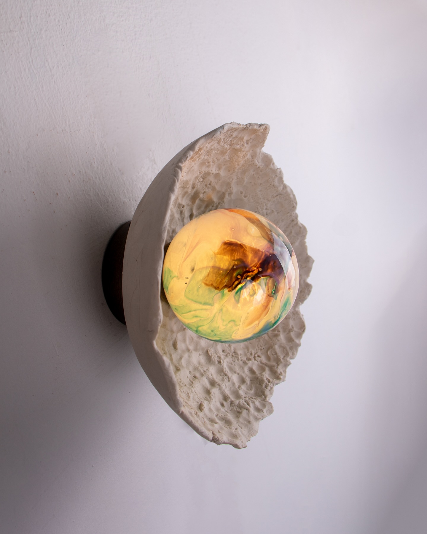 Inspired by the texture of the sea, Asea 16 features a wavy surface and hand-blown glass sphere. Each piece is individually shaped by hand by Ceren ✨, bringing a unique sense of tranquility to your space.💫 
>> maiizen.com