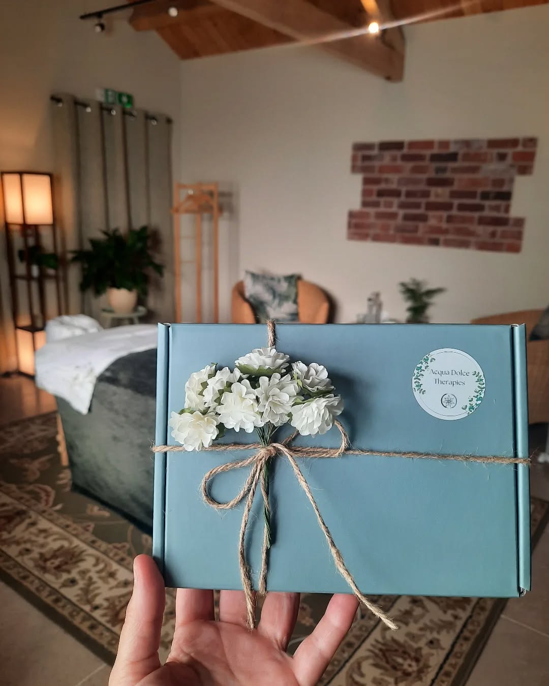 This is a gift box I just made; it contains a massage gift voucher for a lovely woman which recently feels very tired and needs some time for herself, somebody close to her decided to donate her a massage, what a thoughtful gesture โค
If you are the person who would like to receive this......you know where the share button is ๐
Massage Gift Voucher available to purchase 24/7 from my website (link in BIO)
.
.
.๐Acqua Dolce Therapies studio between Hereford and Hampton Bishop HR14JU
๐07951 736876