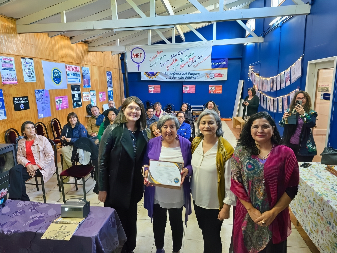 ANFINE AYSÉN PARTICIPA EN CEREMONIA DE CONMEMORACIÓN DEL DÍA DE LA MUJER
En la ocasión se reconoció la trayectoria de nuestra asociada Cecilia Huilquiruca, quien también fue dirigenta de ANFINE.
Con 42 años de servicio en el INE. Cecilia está pronta para iniciar su etapa de jubilación (en la foto, la segunda de izq. a der.)
La actividad fue organizada por ANEF regional Aysén y participaron nuestras dirigentas de ANFINE, Gina Alvarado y María Aguilera.
👉 LINK NOTICIA https://www.anfine.cl/post/anfine-aysen-dia-mujer