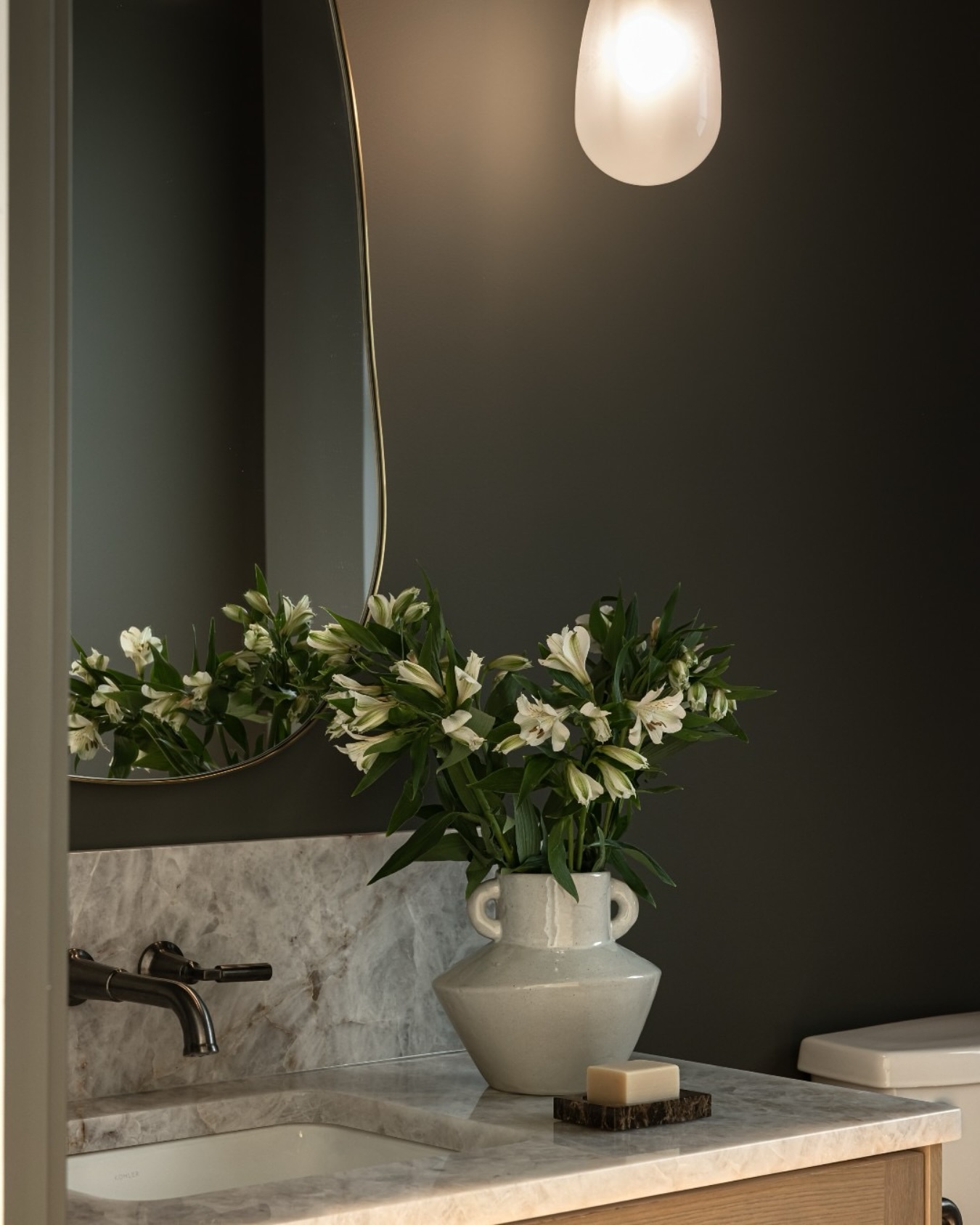 Who else is obsessed with the vibe of moody powder rooms? 🙋♀️✨ There’s just something so enchanting about soft, glowy lighting dancing off velvety dark walls, right? It’s like stepping into a luxurious escape every time you visit the loo! 🚽💫
Also, when can we vote on Instagram changing their crop ratio? Anyone else with me? Full image in my story!
#InteriorDesign #MoodLighting #HomeDecor #PowderRoom #DesignGoals #HomeDesign #BespokeInteriors #TimelessDesign #StudioMolina #smid #StudioMolinaInteriorDesign #LuxuryInteriors #InteriorInspo #DesignTrends #HomeInspo #DesignerLife #MadeForYou #dreamhome #homeinspo #interiorgoals #housebeautiful #olympiadesign #pnwinteriors #bathroomdesign #bathroomdecor #bathroominspiration