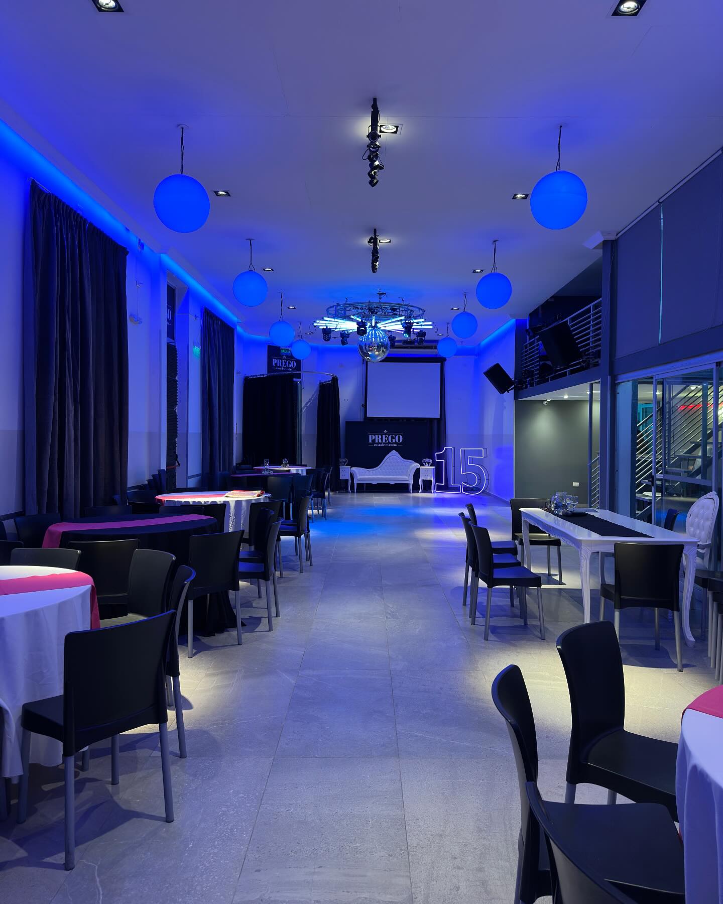 Pequeños eventos, grandes recuerdos 🙌🏻✨
👉🏼 En PREGO Casa de Eventos creemos que los mejores momentos no siempre necesitan multitudes, sino emoción, calidez y detalles que queden en el alma.
Festejar en espacios boutique tiene muchísimas ventajas, tanto para los organizadores como para los agasajados. Acá te contamos por qué cada vez más personas eligen este formato:
1. Experiencias más íntimas y personalizadas 💞
• Mayor conexión entre los invitados
• Ambiente acogedor y exclusivo
• Interacción más fluida y cercana
2. Costos más bajos 💸
• Menor inversión en el alquiler del espacio
• Ahorro en decoración y mobiliario
• Catering y personal más ajustado a tus necesidades
3. Servicio más eficiente ⚡🍽️
• Atención más detallada a cada invitado
• Gastronomía más ágil y cuidada
• Mejor experiencia general para todos
4. Celebraciones con más significado ✨❤️
• Se prioriza la calidez por sobre lo masivo
• Detalles que tocan el alma y momentos que importan
• Lo importante es la emoción con la que se vive!
En PREGO Casa de Eventos creamos experiencias auténticas, únicas y memorables.
¿Y vos? ¿Te animás a festejar? 🥳
#PREGOeventos #EventosConSentido #BoutiqueStyle #MomentosQueQuedan #FestejarConAlma