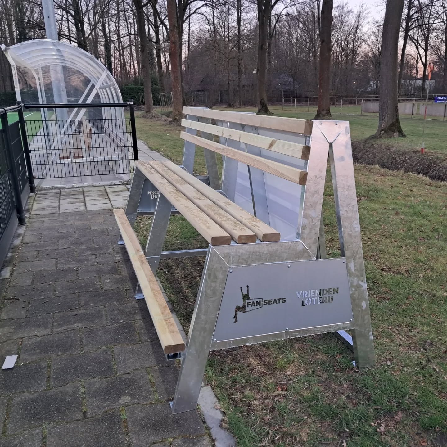 Wat fijn! Nog een mogelijkeid om zittend de wedstrijd te bekijken!
@fanseatsnl heeft deze fanseat gesponsord.
Wil jij ook lekker zitten en je bedrijf in de spotlight zetten? Neem contact op met onze sponsorcommissie
Sponsorcommissie@hockeyheeze.nl