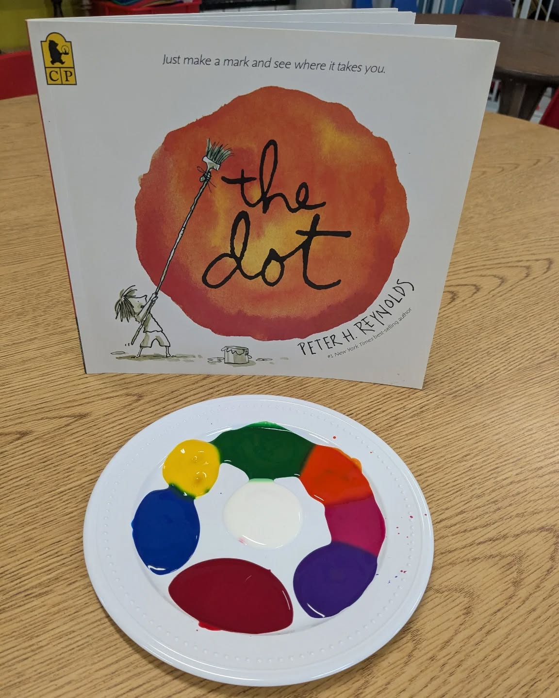 Combining art and literacy for a fun art project! All Elmwood families are invited to our Spring for the Arts Art Show next week to see all the amazing pieces of art our students are creating! #preschoolart #veritasatelmwood