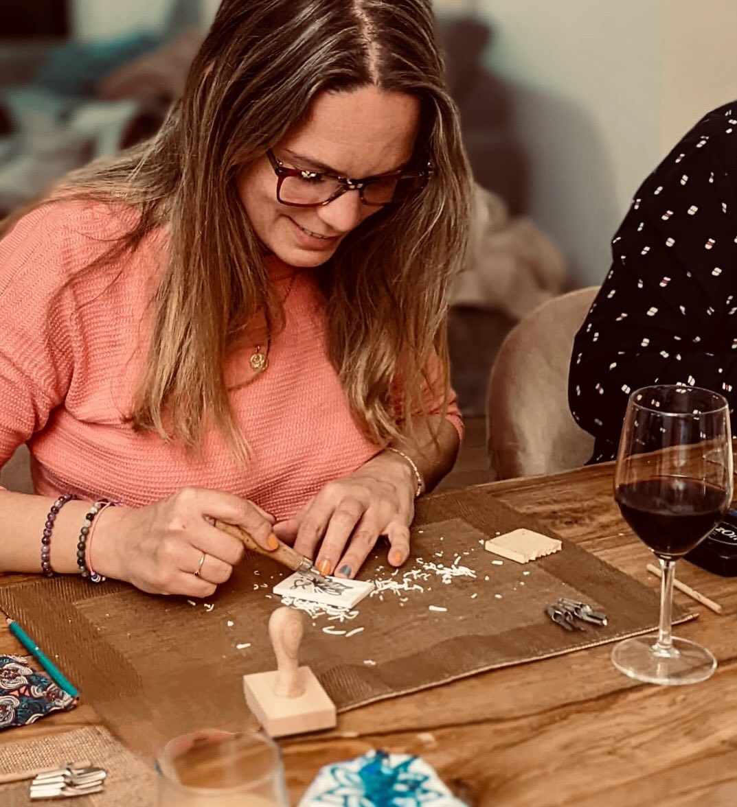 ✨Aimer les livres
✨C’est vouloir les chérir
✨Les marquer à l’encre noire
✨Se les approprier
✨Les ouvrir des années plus tard
✨Les marquer de mille couleurs
✨Tant la lecture fut belle
✨Les garder près du cœur
✨Tels des livres éternels…
🙏 Merci a @pop_myday pour cet atelier, cette douce découverte créative et littéraire.
#linogravure #exlibris #TamponPersonnalisé #atelier #autrice #litterature