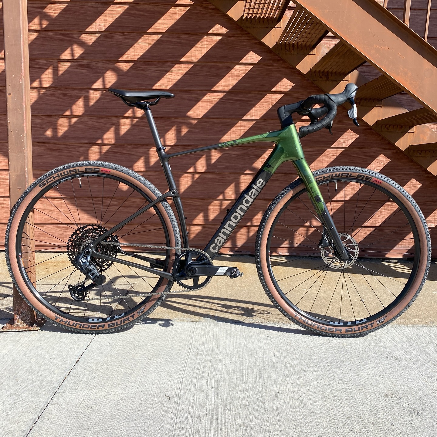 The weekend is here! Let’s get excited about it with some glamour shots of the all new @ridecannondale Topstone! This is the Apex/GX Eagle AXS version which we think is a great bang for your buck build up. This model gets you electronic wireless shifting with a huge gear range, in frame storage, completely hidden cables for that sleek look, kingpin pivot rear suspension, and massive tire clearance! We think Cannondale really knocked it out of the park with the updates they made to the new Carbon Topstone. Stop in soon to see it for yourself or take a test ride.
.
.
.
.
#sugarbottombikes #sugarbottom #northliberty #northlibertyiowa #coralville #coralvilleiowa #cedarrapids #cedarrapidsiowa #iowacity #iowacityiowa #solon #soloniowa #iowabike #iowacycling #bikeiowa #bikeiowacity #gravelbike #cycling #gravel #gravelgrinder #gravelbikes #gravelride #gravelcyclist #gravelroad #iowagravel #groadslikethese #groads #topstonecarbon