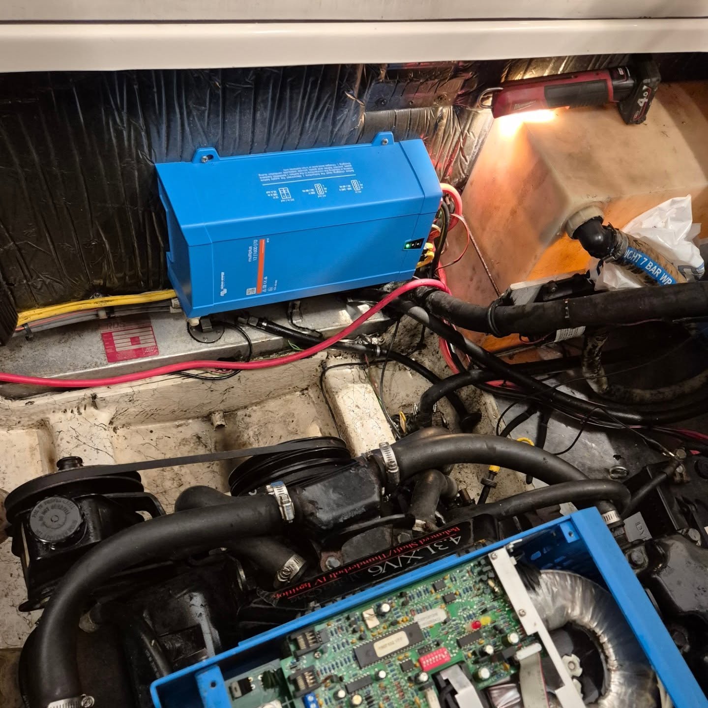 Stroom in je camper, of in de boot.
Van deze bestaande installatie de Multiplus 12/1200 doorgemeten, deze bleek helaas defect en de klant wilt wat meer vermogen beschikbaar hebben.
Een nieuwe Multiplus 12/1600 gemonteerd, aangesloten en volledig ingesteld zodat de boot weer helemaal klaar is voor het nieuwe seizoen
#victron #multiplus #boatlife