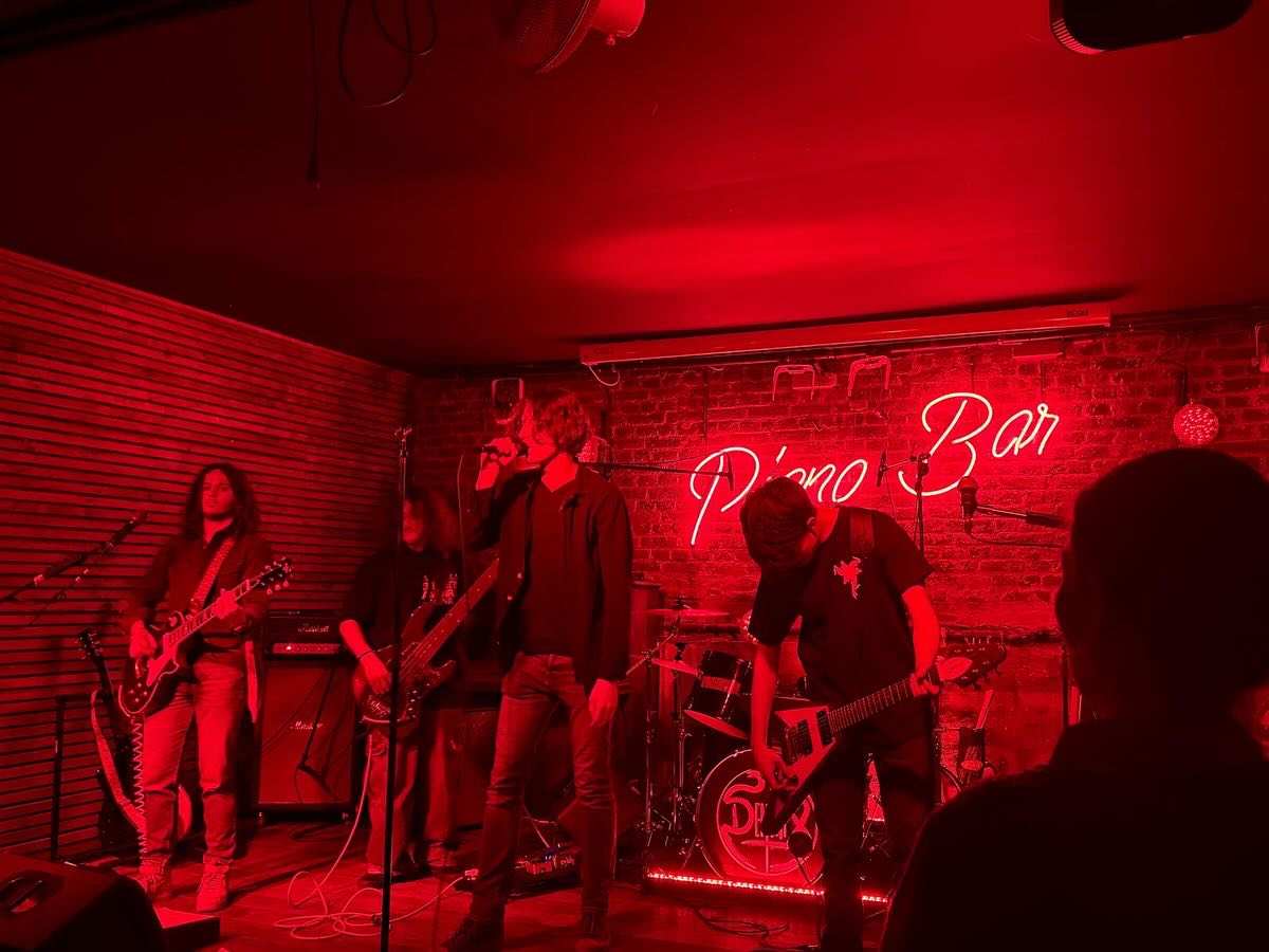 Retour en image de la deuxième édition de « DEMØNIX au piano bar de Namur ».
@kiira.m371 🎞️
Les concerts au piano bar sont toujours très conviviaux, surtout avec un public réactif. Samedi soir, l’interaction a été au rendez-vous!! Grâce à vous, nous avons tous passé une très belle soirée pleine d’émotions, de musiques, de décibel et de pogos !!!
Merci encore à toute l’équipe du piano bar, qui, comme à chaque fois, a été au top! On leur souhaite le meilleur pour 2025, et peut-être à l’année prochaine 😉
Notre deuxième date de 2025 vous a fait vous déplacer jusque dans le Namurois, mais pas de panique pour les locaux, d’autres dates un peu partout en Wallonie arrivent très prochainement😈
Aucune excuse pour ne pas venir profiter du…
🔥🔥🔥🔥🔥DEMØNIX TOUR 2025🔥🔥🔥🔥🔥