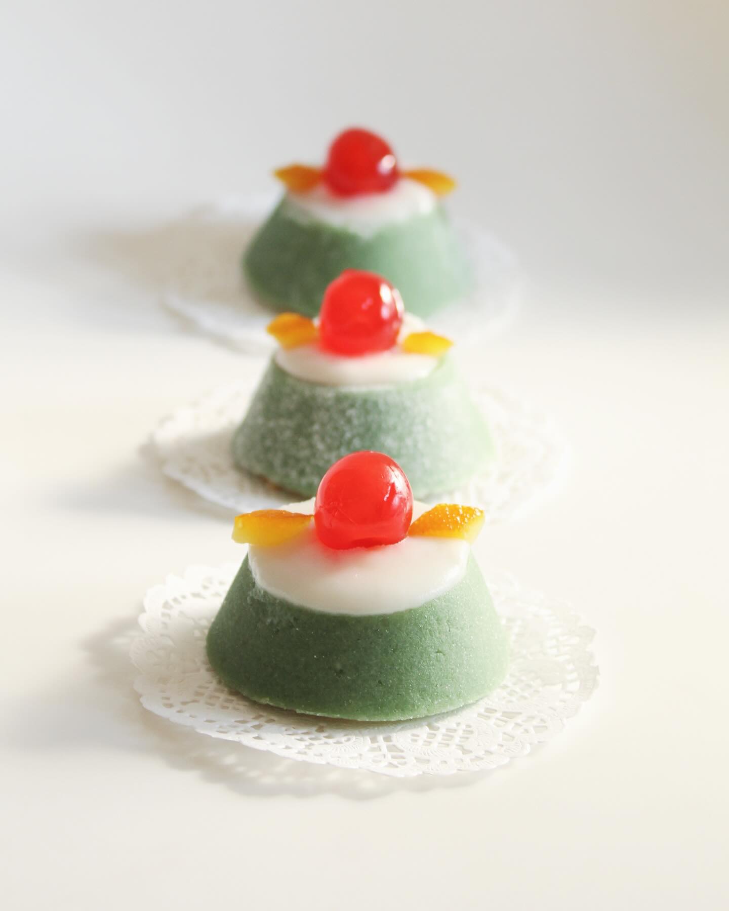 O tesouro da Pasticceria Barroca Siciliana —
Mini Cassata com marzapane, pan di spagna e recheio de creme de ricotta fresca. Inspirada pelo maestro @caffe_sicilia_noto
—
*Feita apenas para uma encomenda específica*
*Richiesta specifica e puntuale per il nostro cliente*