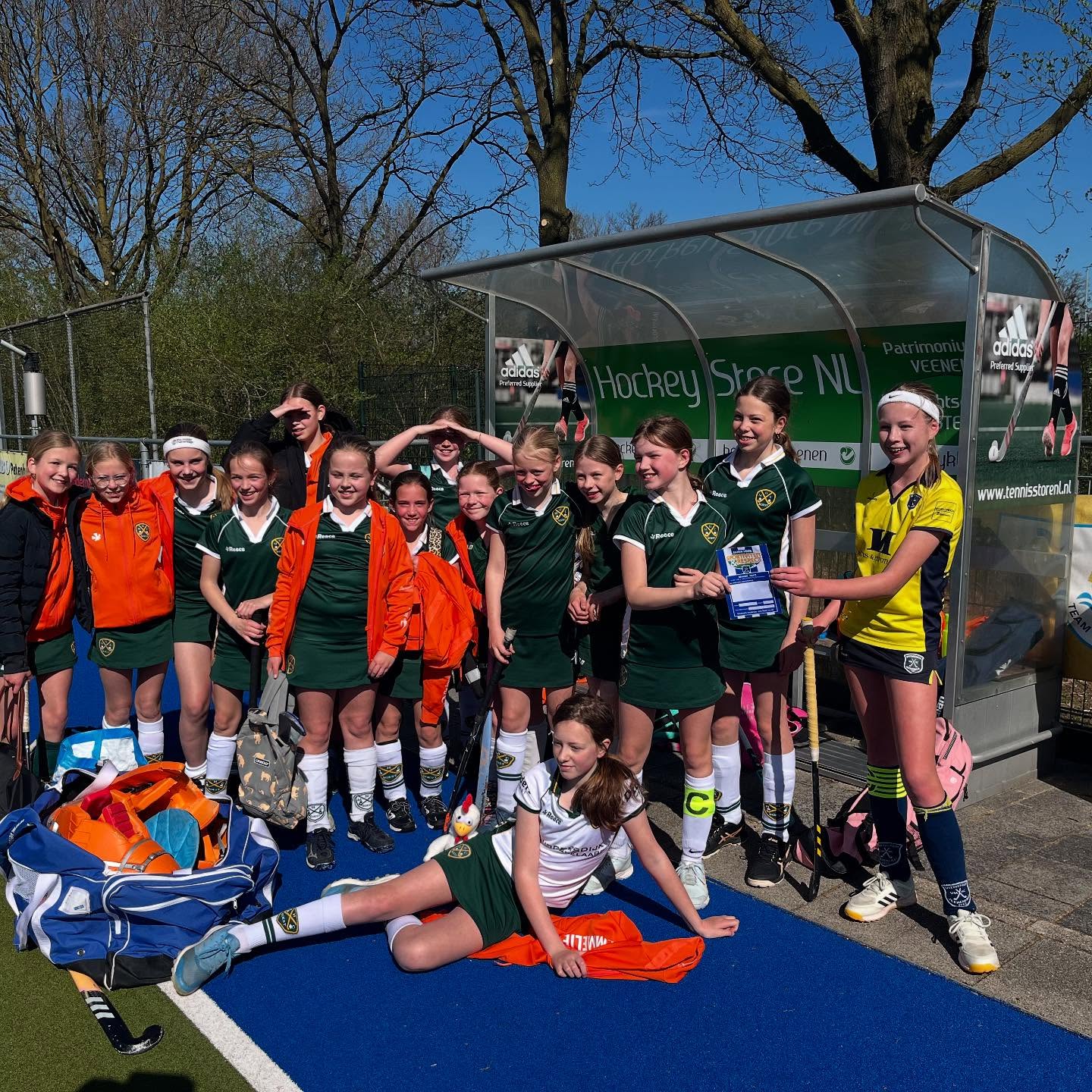 De aanvoerster van de MO12-1 reikte gisteren een blauwe kaart uit aan de MO12-1 van Soest. Tot het eind werd er sportief gestreden en ook al won Spitsbergen met 7-0, het was een gezellige wedstrijd ?? Aan wie reik jij een blauwe kaart uit? Laat het ons weten! #blauwekaart #sportiefgedrag #knhb #vmhcspitsbergen