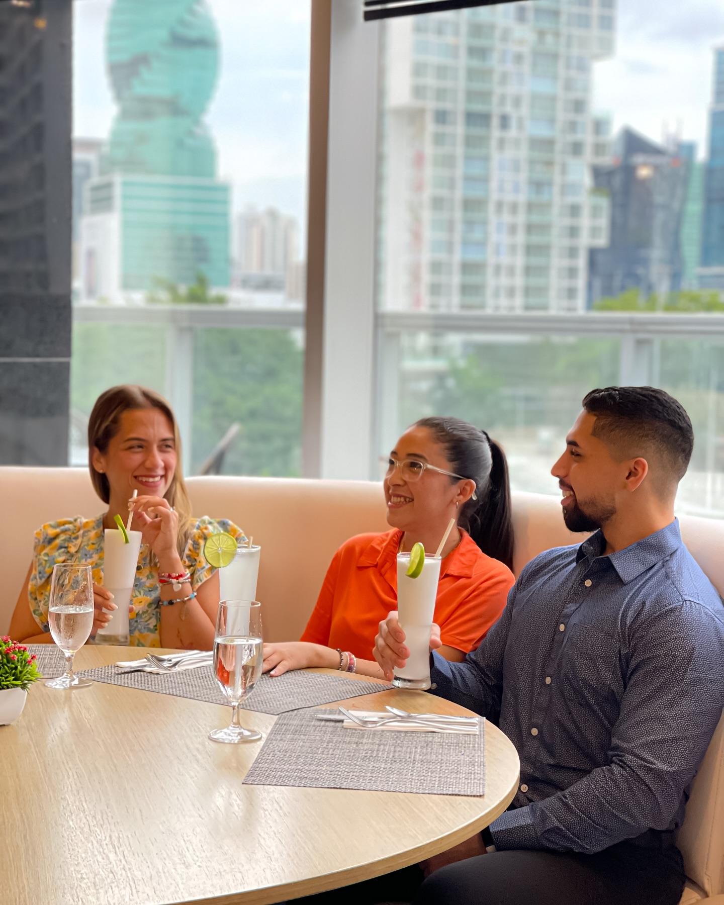 Los mejores momentos comienzan con una buena compañía y una experiencia gastronómica de lujo. ?????️
Ven y disfruta de lo mejor en Las Américas Golden Tower.
? ¡Reserva ya!
@lasamericashotels
#SaborExquisito #FoodLovers #RestauranteAurum #PanamáGourmet #GoldenTower