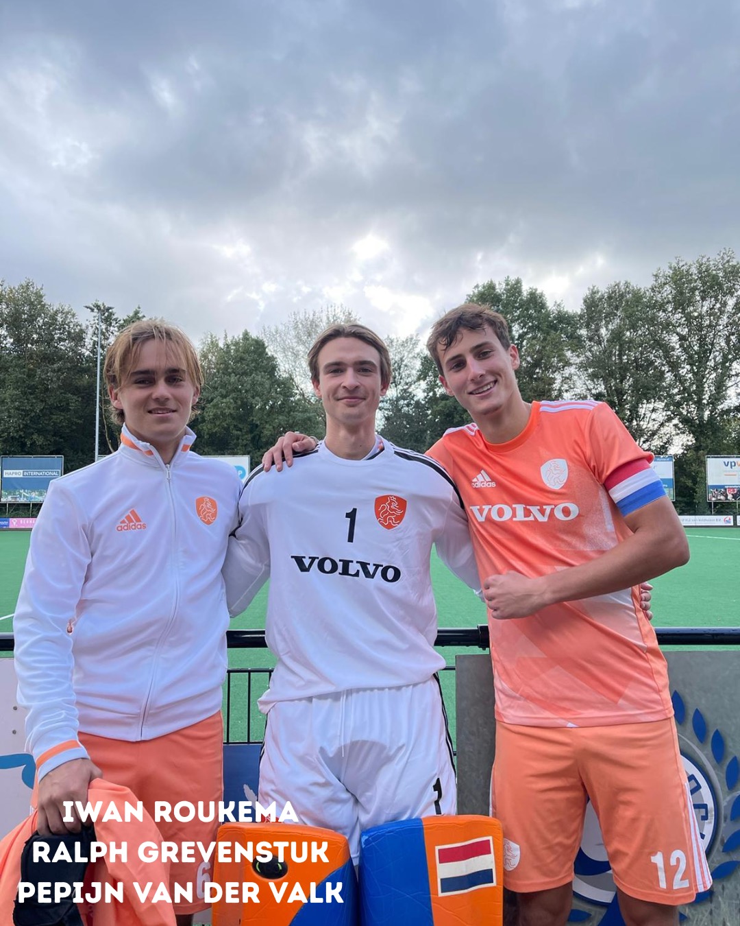 Pinoké in Jong Oranje ??
Jong Oranje Dames
Eliana Boekhoven en Florine Rodenburg vertegenwoordigen Pinoké in de selectie van Jong Oranje Dames. Een mooie prestatie! De trainingsgroep bestaat uit 31 spelers en geldt als voorbereiding op het WK. Dat staat in december op het programma, in Santiago, Chili.
Jong Oranje Heren
De heren van Jong Oranje hebben in december ook een WK. Zij zullen daarvoor naar Chennai, India reizen. Voor Pinoké zijn Ralph Grevenstuk, Tim Knapper, Iwan Roukema, Danilo Trieling en Pepijn van der Valk geselecteerd. Daarnaast is de coach onze eigen Jesse Mahieu. Ze bereiden zich voor op het WK dat in december zal plaatsvinden in India.