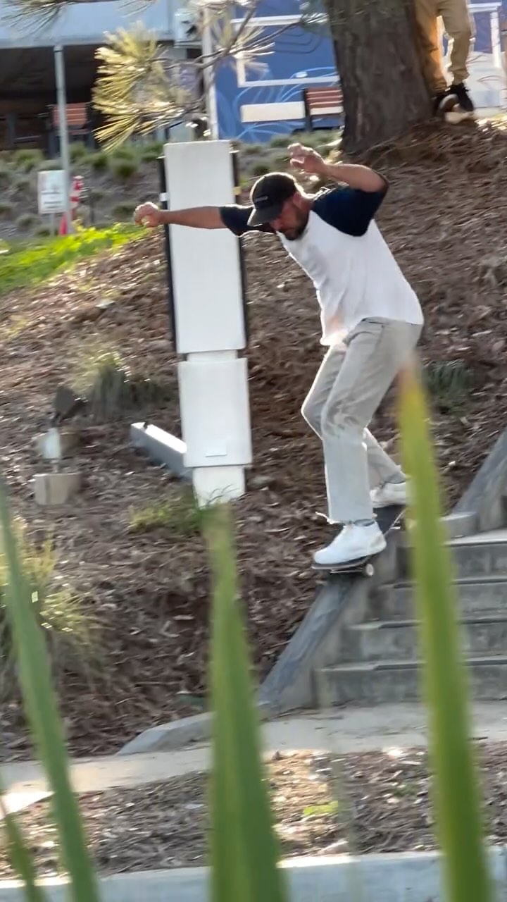 My guy @mrhardy never ceases to amaze me
Life lessons by Tim Hardy - when you fall…do push ups 😂
#foreverinhighschool
📹 frothingbeachbum
.
.
.
.
.
.
.
#skateboarding #skater #skateboard #skatelife