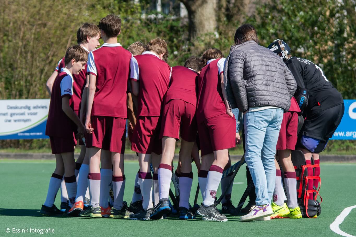 De wedstrijd werd door de mannen groots aangekondigd. De wedstrijd om de 1e plek tegen Westerkwartier. Het werd een hele mooie wedstrijd. Veel en ook veel mooie doelpunten, een sportieve tegenstander en een mooie 7-3 overwinning voor onze boys. Ze behouden de koppositie en blijven strijden voor het kampioenschap! Zoals Farioli, coach van Ajax, zou zeggen: 5 matches, 5 battles to go!
Jolijn maakte mooie foto’s van deze wedstrijd (zie Facebook pagina voor meer).