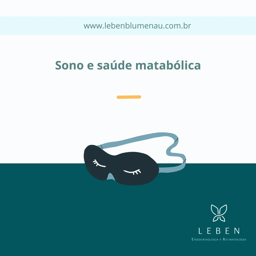 A Importância do Sono na Saúde Metabólica
O sono desempenha um papel crucial na manutenção da saúde metabólica, influenciando diretamente o equilíbrio hormonal e o funcionamento do organismo. Durante o sono, ocorrem processos essenciais para a regulação do metabolismo, como a produção de hormônios que controlam o apetite e o metabolismo energético.
Regulação Hormonal e Metabolismo
Leptina e Grelina: Hormônios que regulam o apetite. A leptina, que suprime o apetite, aumenta com o sono adequado, enquanto a grelina, que o estimula, diminui. Isso ajuda a manter um peso saudável e evita o ganho de peso excessivo.
Insulina e Glicose: O sono adequado contribui para a regulação da insulina, ajudando a manter níveis saudáveis de açúcar no sangue e prevenindo desordens metabólicas como o diabetes tipo 2.
Hormônio do Crescimento (GH): Liberado durante o sono, é essencial para a recuperação muscular e a manutenção da massa magra, o que também influencia o metabolismo.
Consequências da Falta de Sono
Desregulação Metabólica: A privação do sono pode levar a um desequilíbrio hormonal, aumentando o risco de obesidade, diabetes e outras disfunções metabólicas.
Ganho de Peso: A falta de sono aumenta a fome e dificulta a perda de peso, devido ao desequilíbrio entre leptina e grelina.
Sistema Imunológico: O sono também fortalece o sistema imunológico, produzindo citocinas que combatem infecções e inflamações, o que é crucial para a saúde geral.
Dicas para Melhorar a Qualidade do Sono
Rotina Regular: Estabeleça um horário fixo para dormir e acordar.
Ambiente Confortável: Mantenha o quarto fresco, escuro e silencioso.
Evite Estimulantes: Reduza o consumo de café e uso de aparelhos eletrônicos antes de dormir, como celular, televisão e computador.
Atividade Física: Pratique exercícios regularmente, mas evite atividades intensas à noite.
Ao priorizar um sono de qualidade, você pode promover uma saúde metabólica equilibrada, reduzir o risco de doenças crônicas e melhorar sua qualidade de vida. #sono #saúdemetabólica #bemestarfísico #qualidadedevida #saude #energia