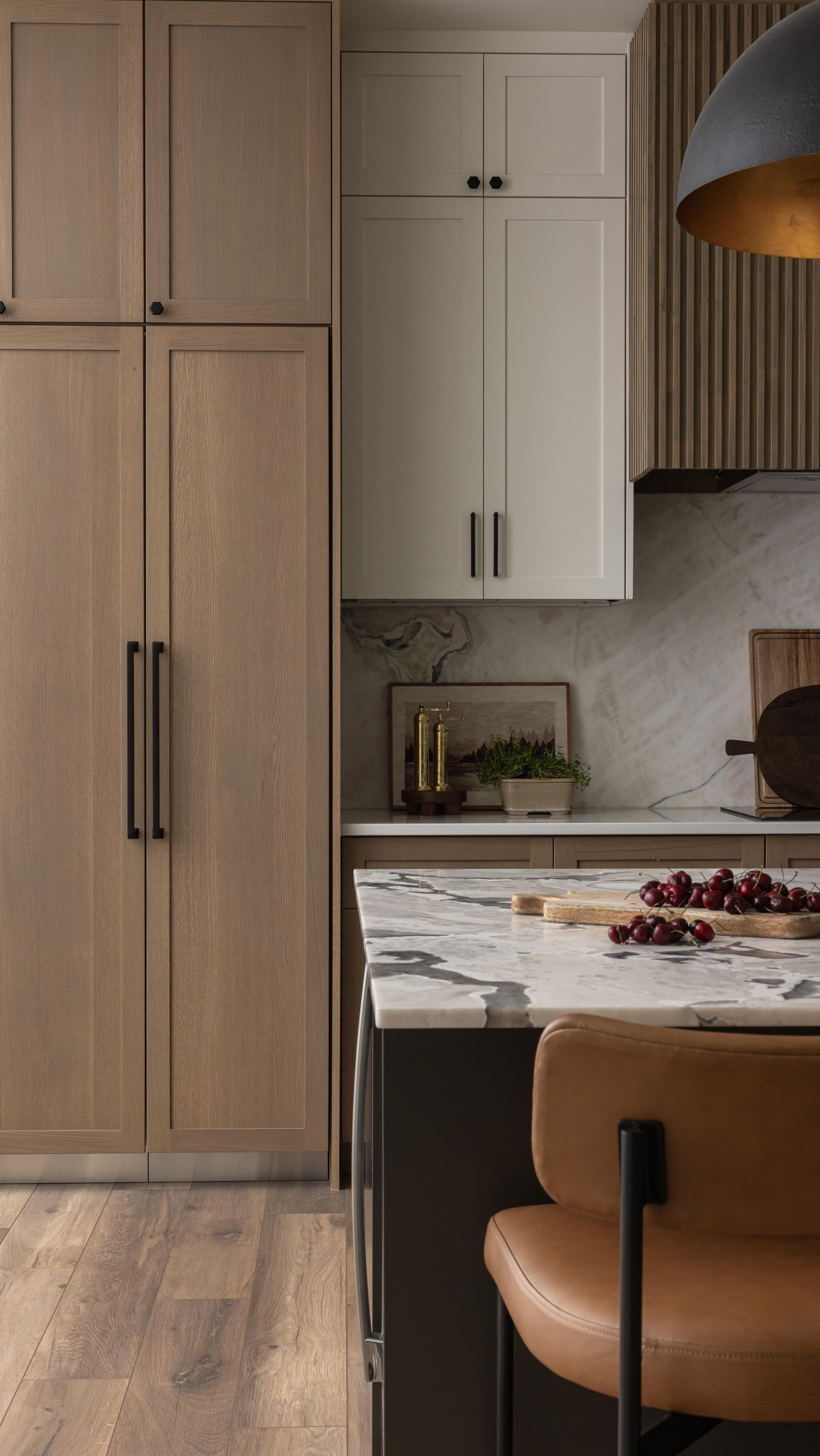 POV: Walking into your dream kitchen ✨
There’s something about fresh florals and warm light that makes a space come alive, don’t you think?
What’s your must-have finishing touch in a space? Fresh flowers? Candles? A stack of your favorite cookbooks? Drop it below! ⬇️