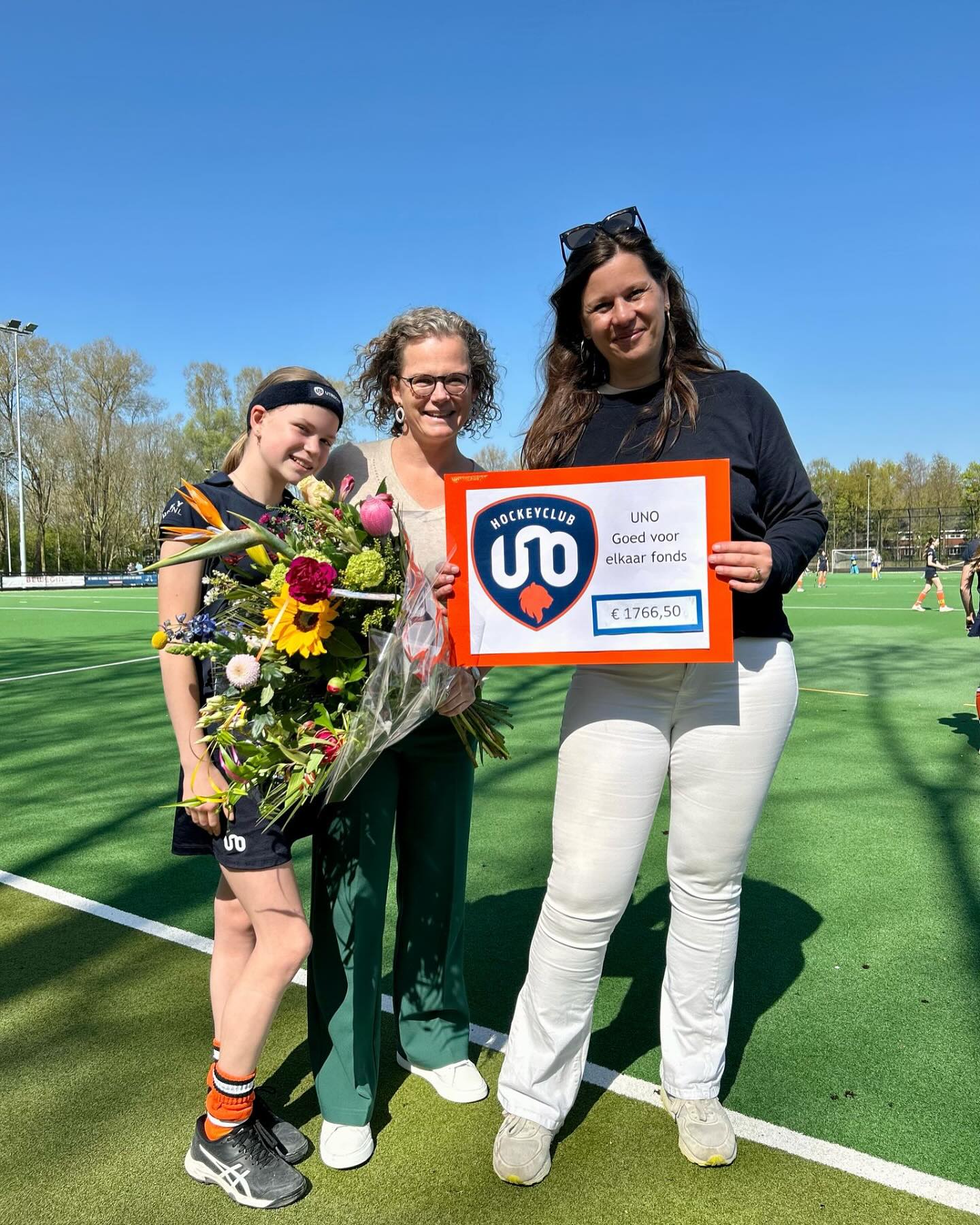 Hier waren we even stil van:
Daniëlle Vugts en haar dochter Rosa (MO12-1) hebben deze cheque vandaag aangeboden aan Sabine. Daniëlle is hoogleraar PET radiochemie geworden aan de VU. Ze vroeg voor haar benoeming geen cadeaus, maar een bijdrage aan de sportclubs van haar kinderen, Sporting en UNO. ☺️??
#hockeyclubuno #iedereenop1 #donatie