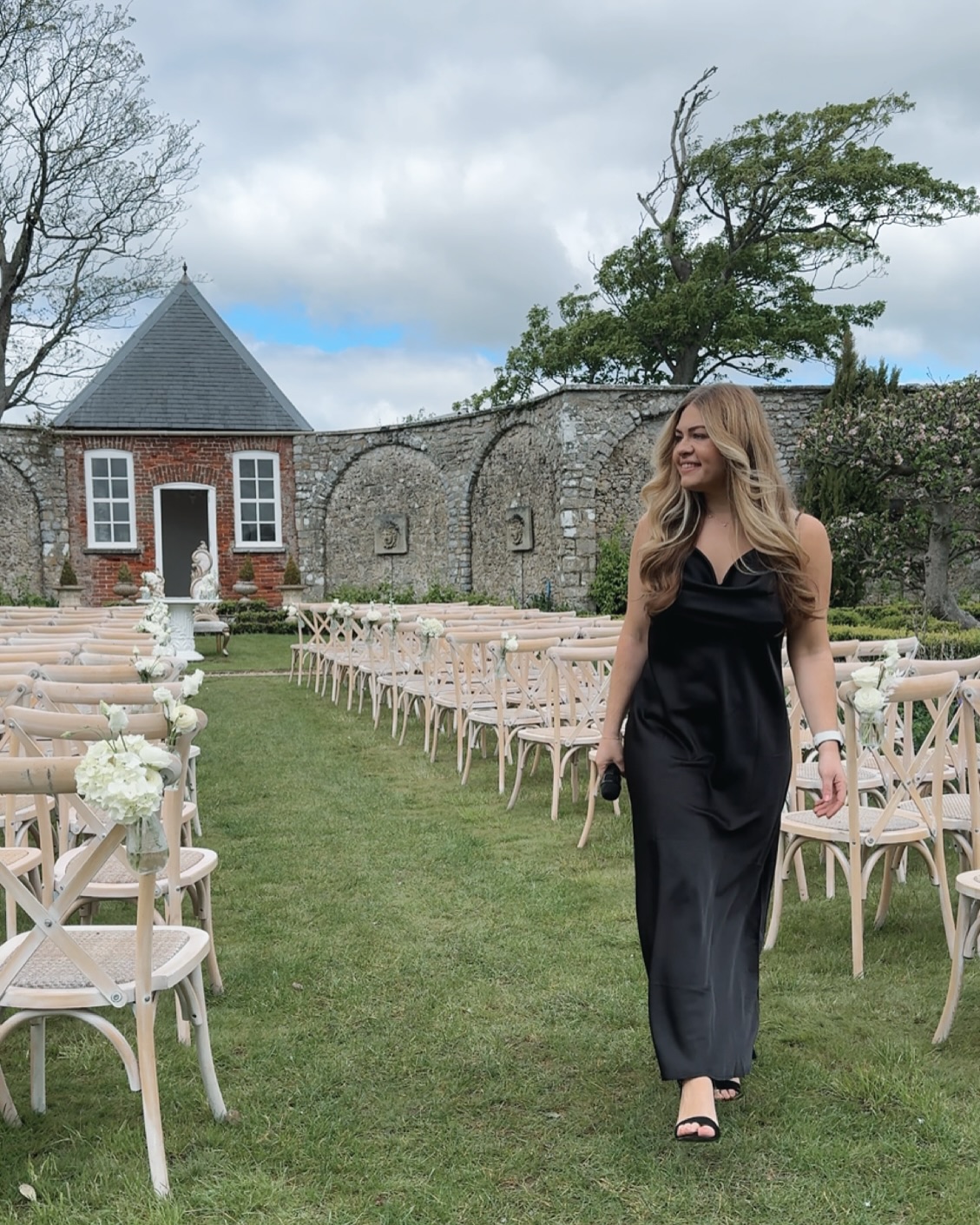 Weddings at @gileston.manor 💐
What a beautiful day for Lauren & Morgan! I sang for the ceremony and drinks reception outside which my first outdoor wedding of the year!
Lauren said to me ‘for someone I’ve never met, you’ve been an absolute dream’ and it made me beam! I really pride myself on giving my couples my all and helping them create dreamy moments through the power music.
I had to share one of @lucyparkerphotography photos in front of the Manor House because it’s STUNNING.
📍 @gileston.manor 
📸 @lucyparkerphotography 
🎥 @zoomproductionsuk 
#weddingsinger #weddingsingeruk #weddinguk #weddingwales #welshwedding #gilestonmanor #weddingmusic #weddinginspo #weddingentertainment