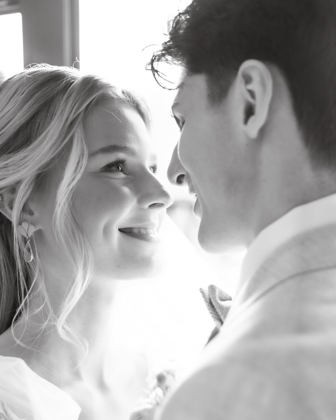 In diesen Momenten lag eine Ruhe, die man nicht planen kann. Ein Lächeln, ein kurzer Blick, eine Berührung – festgehalten in Schwarz-Weiß, damit nichts von ihrer Echtheit ablenkt. So viel Nähe, so viel Tiefe.
Diese Bilder erzählen mehr als Worte sagen können. Manchmal braucht es keine Farben, um Emotionen lebendig werden zu lassen. So dankbar, dass ich Teil des Tages sein durfte und kostbare Momente einfangen konnte! 💕
_
_
_
_
_
_
Organisation/Konzept/Planung:
@jekita.fotografie @janine_j_fotografie
@katharina_peter_fotografie
Hochzeitsplanerin: @kingas_hochzeitsplanung
Location: @thoeleshotel @lovestory_by_thoeles
Papeterie: @designkraemerei
Schmuck: @dearmajvi
MakeUp & Styling: @ganna.vaske
Kleid: @hanneken_friesoythe
Anzug: @maennersache_hanneken
Floristik: @eventfloristikbyklara
Dekoration: @happydetails_forme @marrywithmary_wedding
Patisserie & Torte: @lenas_bakery
Audiogästebuch: @nach_dem_beep
Couple: @chaja.mnd @jaron.zivkovic
#hochzeitsfotograf #hochzeitsfotografhamburg #schwarzweißfotografie #emotionspur #weddingmoments #authentischehochzeit #loveinthedetails #hochzeitsinspiration #weddinghamburg #verlobungsshooting #intimatemoments #editorialwedding #liebezumdetail #brideandgroom #hochzeitskonzept