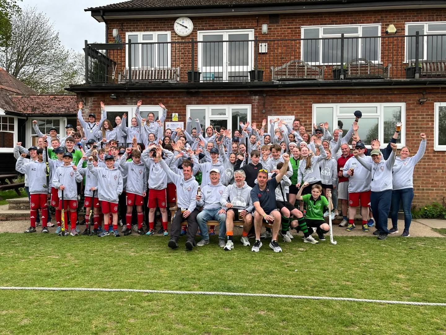 Evergreen jeugdteams beleven topweekend in Engeland
Wat begon als een sportieve uitwisseling in 1977, is uitgegroeid tot een warme traditie vol vriendschap, plezier en samenwerking.
Elk jaar weer reizen de jeugdteams van MHV Evergreen en HC Marlow on Thames naar elkaar toe om samen te hockeyen, te lachen en herinneringen te maken.
Door deze jarenlange uitwisseling zijn de verenigingen echte vrienden geworden. De jongeren leren elkaars cultuur kennen, sluiten nieuwe vriendschappen en beleven een weekend dat ze nooit meer vergeten.
Afgelopen paasweekend (18 t/m 21 april) was het weer zover, de jeugdteams JO14, MO14 en MO16-2 van MHV Evergreen reisden naar Marlow in Engeland. Een groep van bijna 40 enthousiaste tieners had een weekend vol hockey, lol en leuke activiteiten. Er werd natuurlijk veel gehockeyd, maar er was ook tijd voor ontspanning en gezellige uitjes. Het mooie lenteweer maakte het helemaal compleet!
Om deze reis mogelijk te maken, hebben de kinderen de afgelopen weken flink hun best gedaan. Ze bakten de mooiste taarten en koekjes en verkochten deze samen met de armbandjes die ze ook zelf hadden gemaakt. Hiermee haalden ze geld op, samen met de sponsors, die een flinke bijdrage leverden aan het succes van dit weekend.
De sfeer tijdens het weekend was geweldig en als kers op de taart wonnen de Evergreen-teams de grote ‘big match’. De speciale uitwissel bokaal staat – na 12 jaar – weer trots boven de bar in het clubhuis van Evergreen!
Deze uitwisseling laat zien hoe mooi het is als je samenwerkt en dat we met elkaar veel kunnen bereiken voor de kinderen en de vereniging.
Volgend jaar komt Marlow weer naar Nederland, en dan is het extra bijzonder: het wordt de 50e editie van deze vriendschapsuitwisseling.
Alle O14-teams doen mee. Dat belooft nu al een fantastisch weekend te worden!
Benieuwd hoe het weekend eruitzag? Kijk dan op de Evergreen-Marlow Instagram of Facebook-pagina voor leuke foto's en filmpjes.