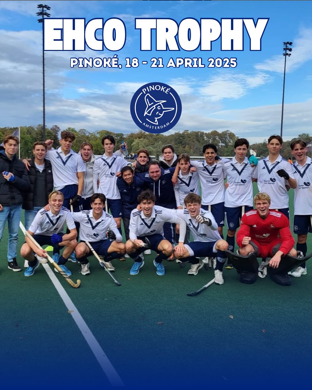 Pinoké JO18-1 doet mee aan EHCO Trophy! ?
Het weekend is nog maar net voorbij of wij denken al aan de volgende. Komend weekend wordt de EHCO Trophy gespeeld op ons eigen complex.
Hierbij kunnen de teams van Pinoké niet ontbreken. JO18-1 en wat oude bekenden van dit team zijn door hun indrukwekkende prestatie van vorig seizoen geplaatst voor dit toernooi.
Zij nemen het op tegen andere topteams uit Europa. De jongens zullen het gehele paasweekend (vrijdag tot maandag) in actie komen.
Vorig jaar deden de jongens ook al mee en werden toen derde ? van Europa. Wij kijken uit naar wat zij dit jaar kunnen laten zien en behalen. Succes Mannen! ?
Ben jij jouw familie dit weekend nou beu of wil je gewoon een lekker een potje hockey kijken. Kom dan lekker op Pinoké genieten van de Europese topteams in de U19 categorie!
Het belooft een druk weekend te worden met een paar fantastische wedstrijden.
Op Pinoké geen paaseieren zoeken, maar goaltjes! ?
#dejeugdheeftdetoekomst #pinoke #EHCOtrophy #pinokemaaktonsbeter #hockey
