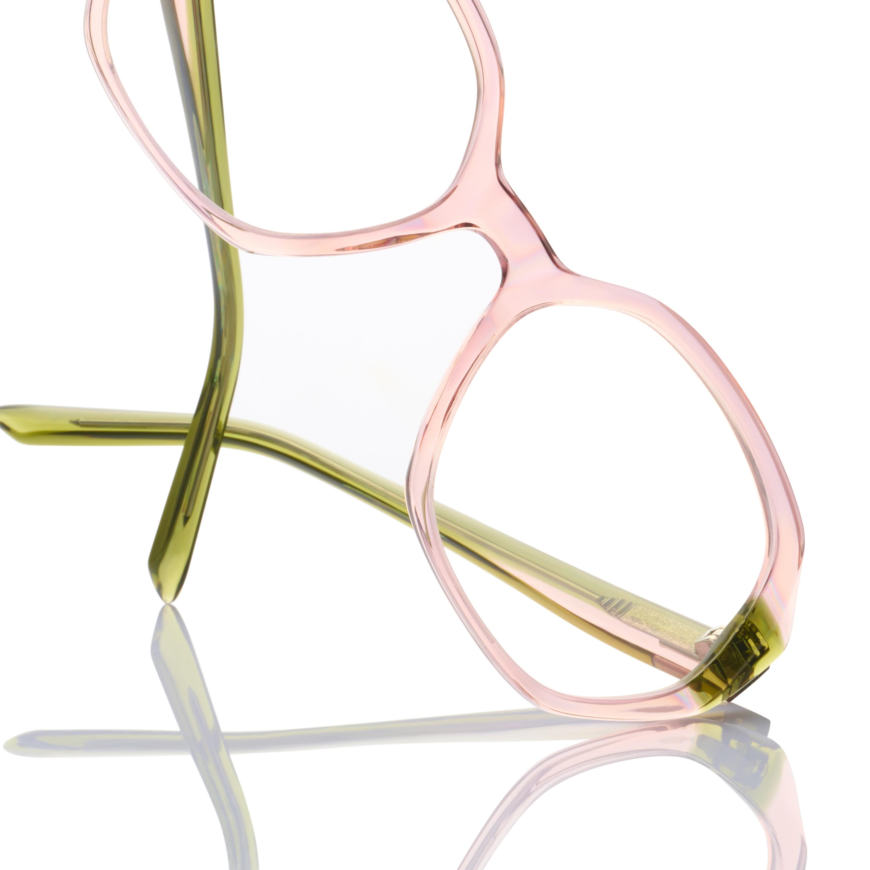 Stylish, feminine, expressive - the new Mexx style 2614. This fine Mexx ladies‘ frame impresses with its hinted butterfly shape and two different color accents. Made from high quality acetate.
#mexx #butterfly #spring2025collection
#eyewear #eyeweartrends #frames #lunettes
#brillen #brillentrends #handmadeacetate #glasses #acetate #mexxeyewear #brillenmode