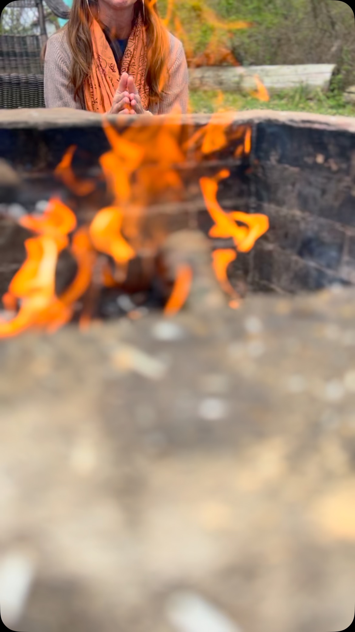 FULL MOON FIRE & HAPPY HANUMAN JAYANTI 🐒 🎂 @madhukara_ohio - coconuts cracked - blessings and prayers sent across time and space 🥥🔥🙏🏻♥️💥
Join us each full and new moon for special fire ceremonies for POWERFUL HEALING ♥️🔥
#firehoma #fireceremony #fullmoon #yantra #mantra #heal #connect #serve #love #fire #prayers #distancehealing