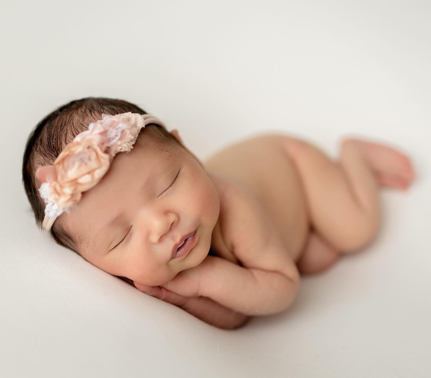 I’ll never get tired of saying it—less is more. There’s something so powerful in simplicity. No distractions, just pure focus on your beautiful baby. Every tiny detail, every soft feature deserves to shine without anything stealing the moment.
Booking throughout 2025
www.tinyheartsphotography.com
#newbornphotography #lessismore #simplicity #minimaliststyle #babyphotography #timelessmoments #tinyheartsphotography #bergenphotographer