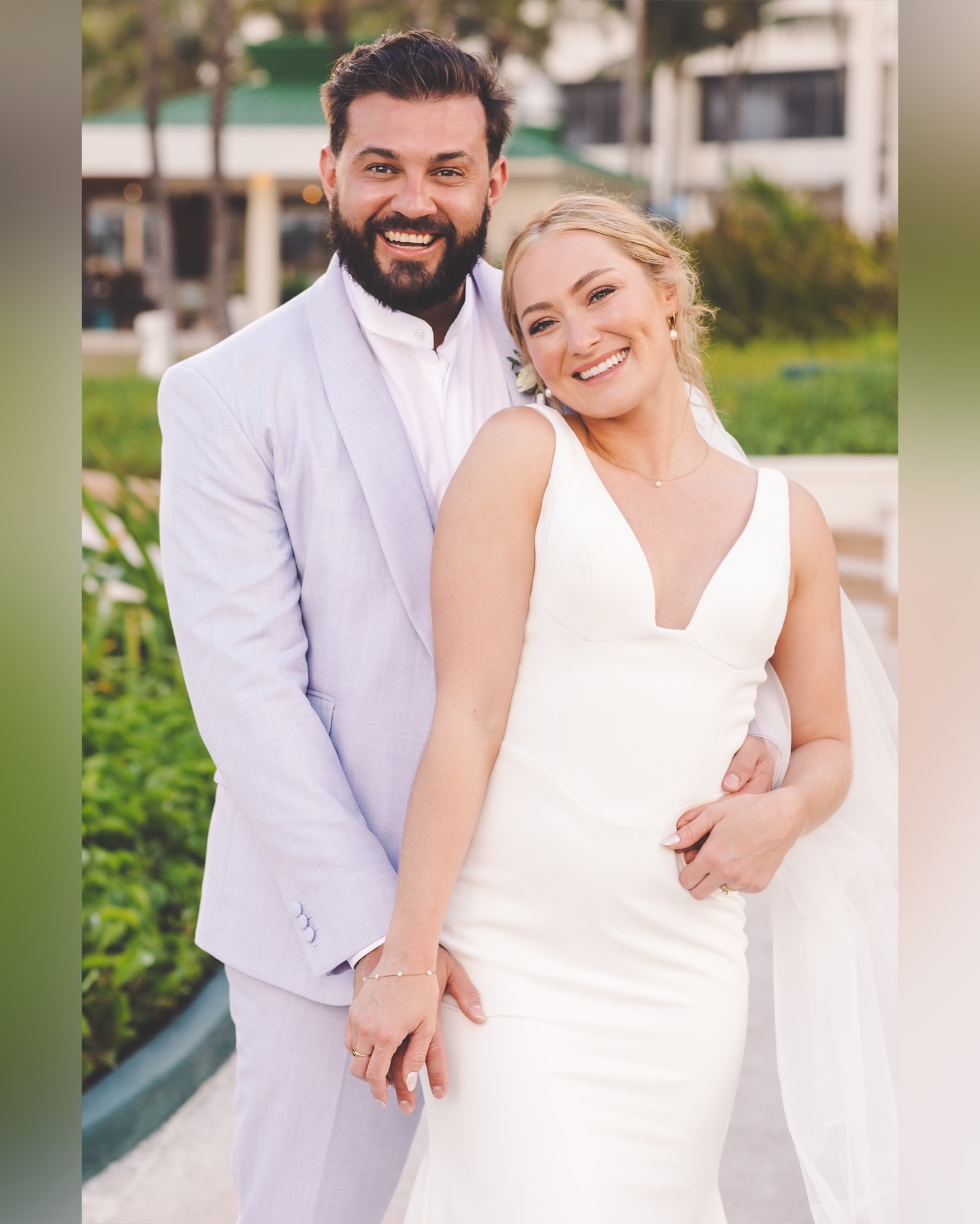 Hola☀️🌵🇲🇽
Such a beautiful day for a such beautiful couple👰🏼♀️🤵🏻
Our heartfelt congratulations🫶🏻
💍💎Friday Rocks💎💍
#simonimports #fridayrocks #winnipegjeweller #winnipeg #diamond #fridayrocks #diamonds #rings #rings💍 #belgiandiamonddealer #luxdiamonds #diamondmerchant #diamondmerchantsince1977 #diamondmanufacturer #directimportpricing