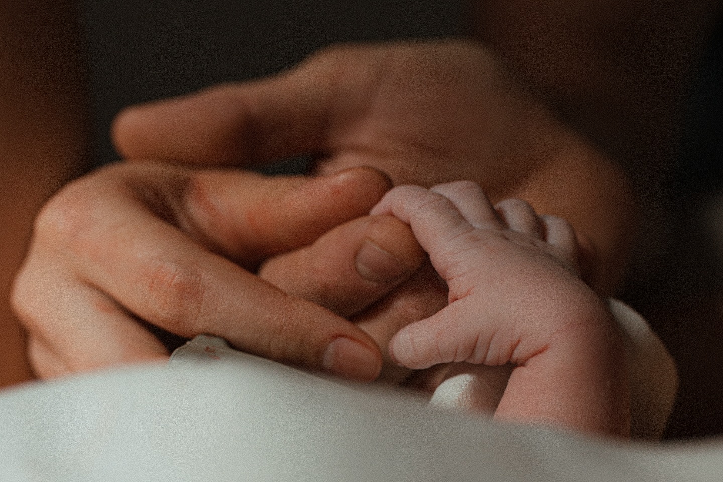 The moment you have been waiting for. The first look, the first smell, the first touch. I think this sweet boy wanted to hold his parents’ hands just as much as they wanted to hold his 🥹
📸 Picture was taken by me and was shared with permission