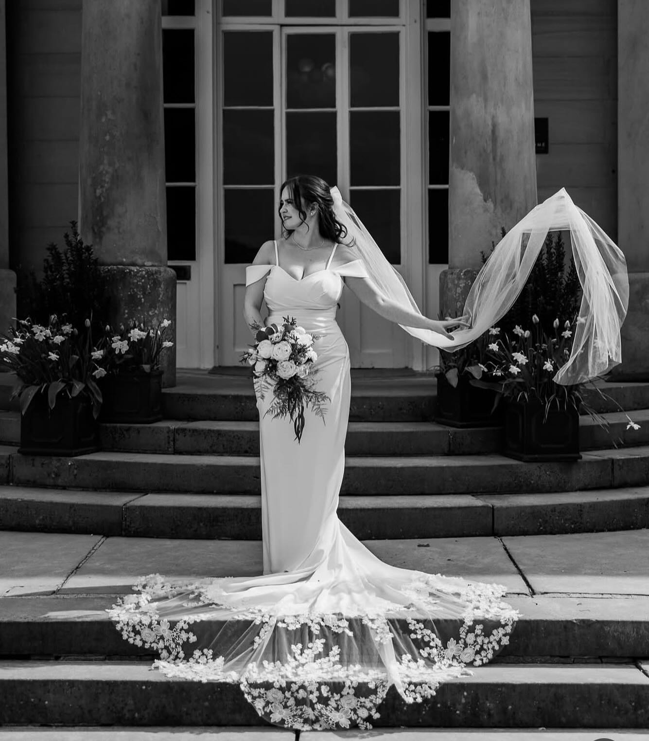 S T U N N I N G 🖤
#bridalmakeup #weddingmakeup #bridalhair #weddinghair