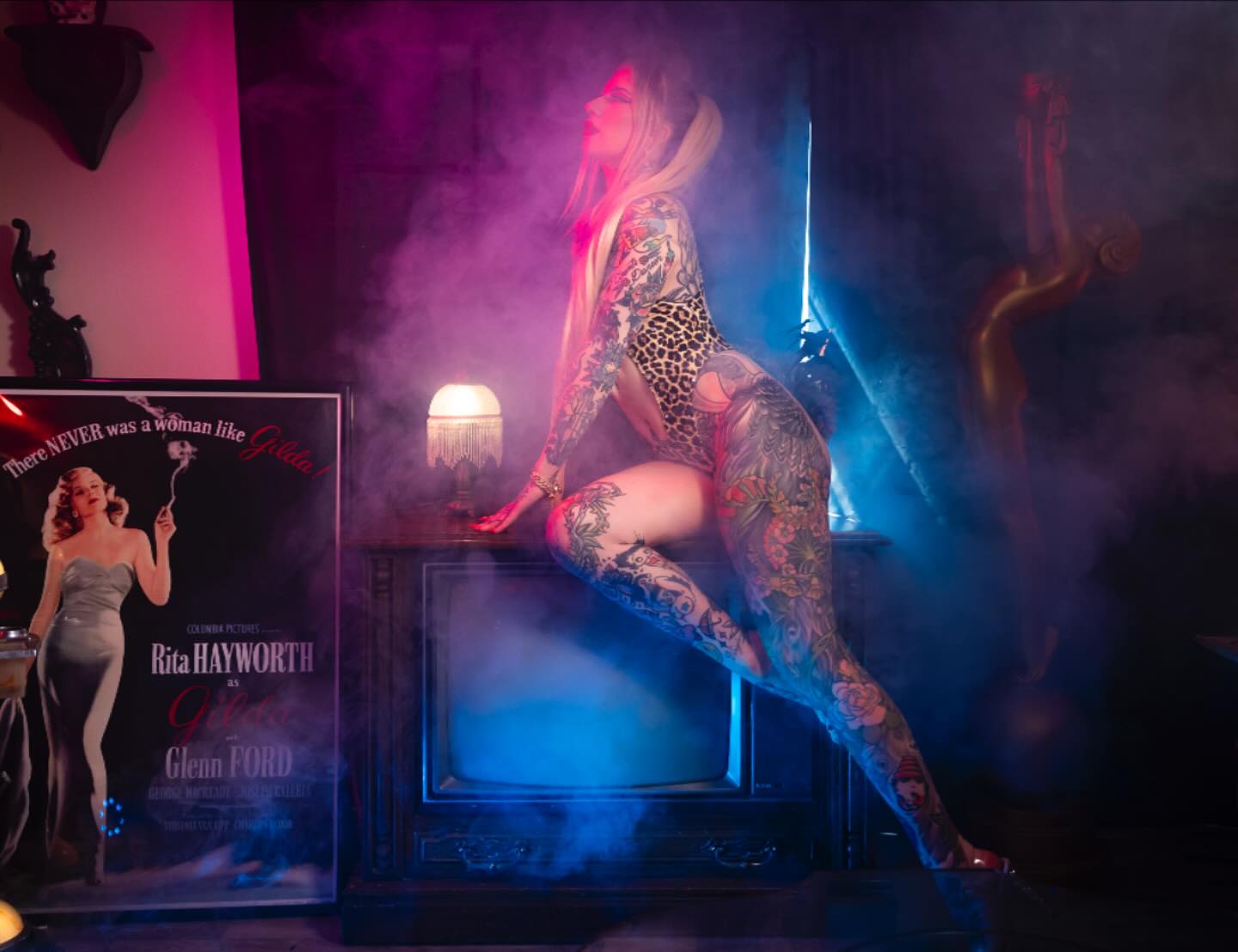 The ghost that haunts your motel room off Route 66 💙🩷 @chasethepicture and I wanted to create some David Lynch-inspired imagery during my last trip to Vegas 🪄