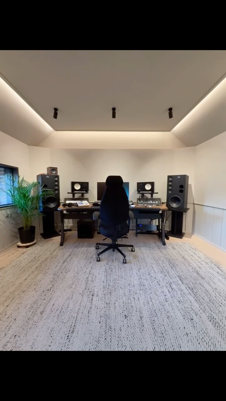 Garage makeover. #studiobyggarna #dinstudiobyggare #studiobuilder #acoustictreatment #soundproof #garage #musicstudio #amegaspeakersystems