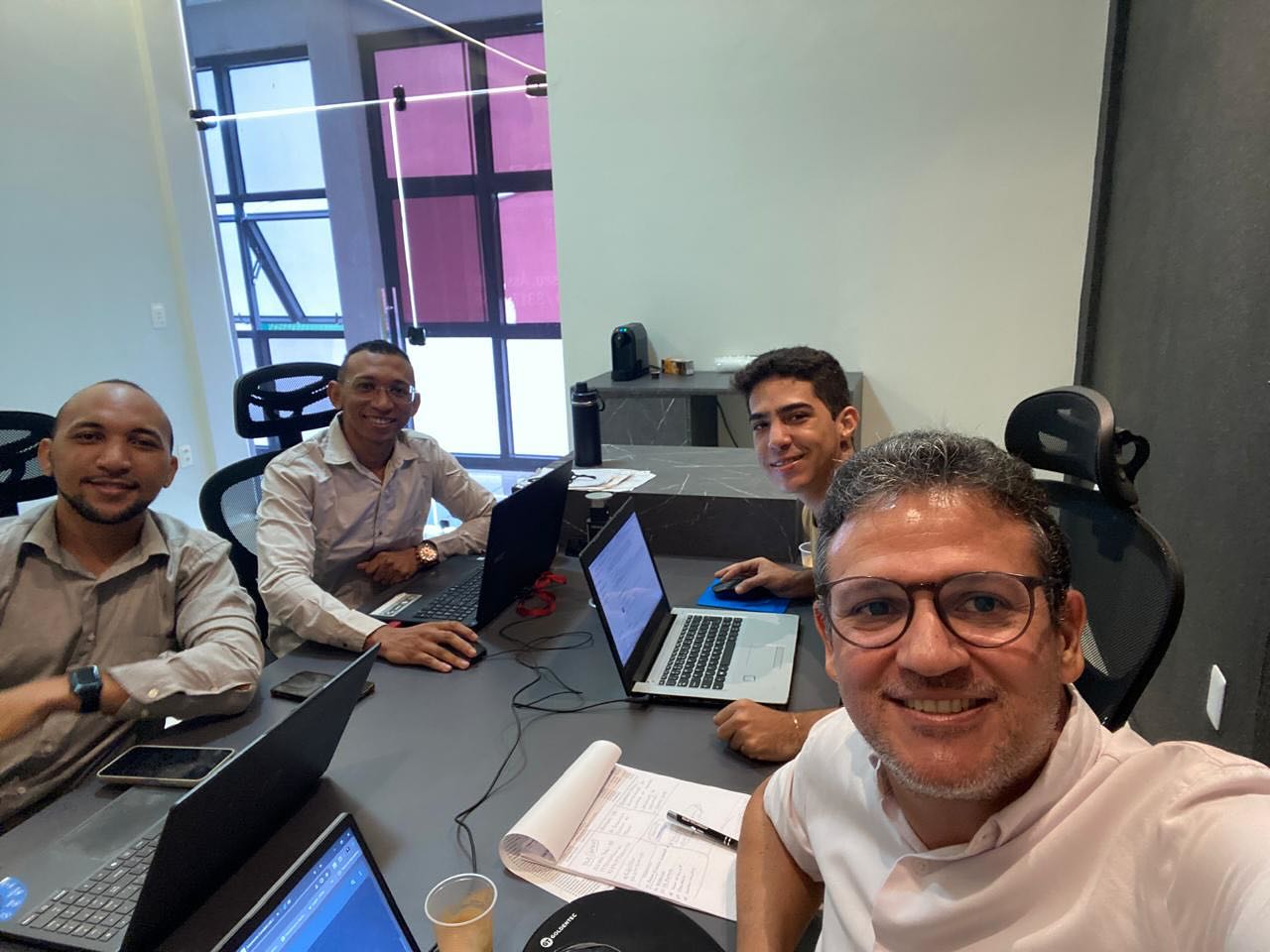 Por aqui, temos muitas novidades chegando, uma delas é que jaja estaremos todos juntos dividindo o mesmo ambiente de trabalho…
Aguardem!⏳