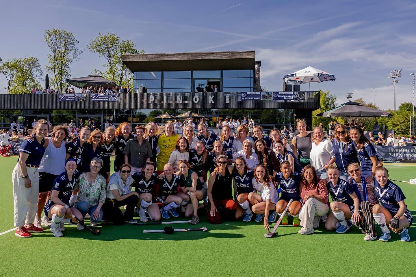 Vandaag zetten we alle moeders in het zonnetje!
Op de foto: de trotse moeders van Dames 1, maar natuurlijk wensen we alle moeders een hele fijne Moederdag!
Jullie zijn onze grootste supporters – op en naast het veld.
Happy Mother’s Day?