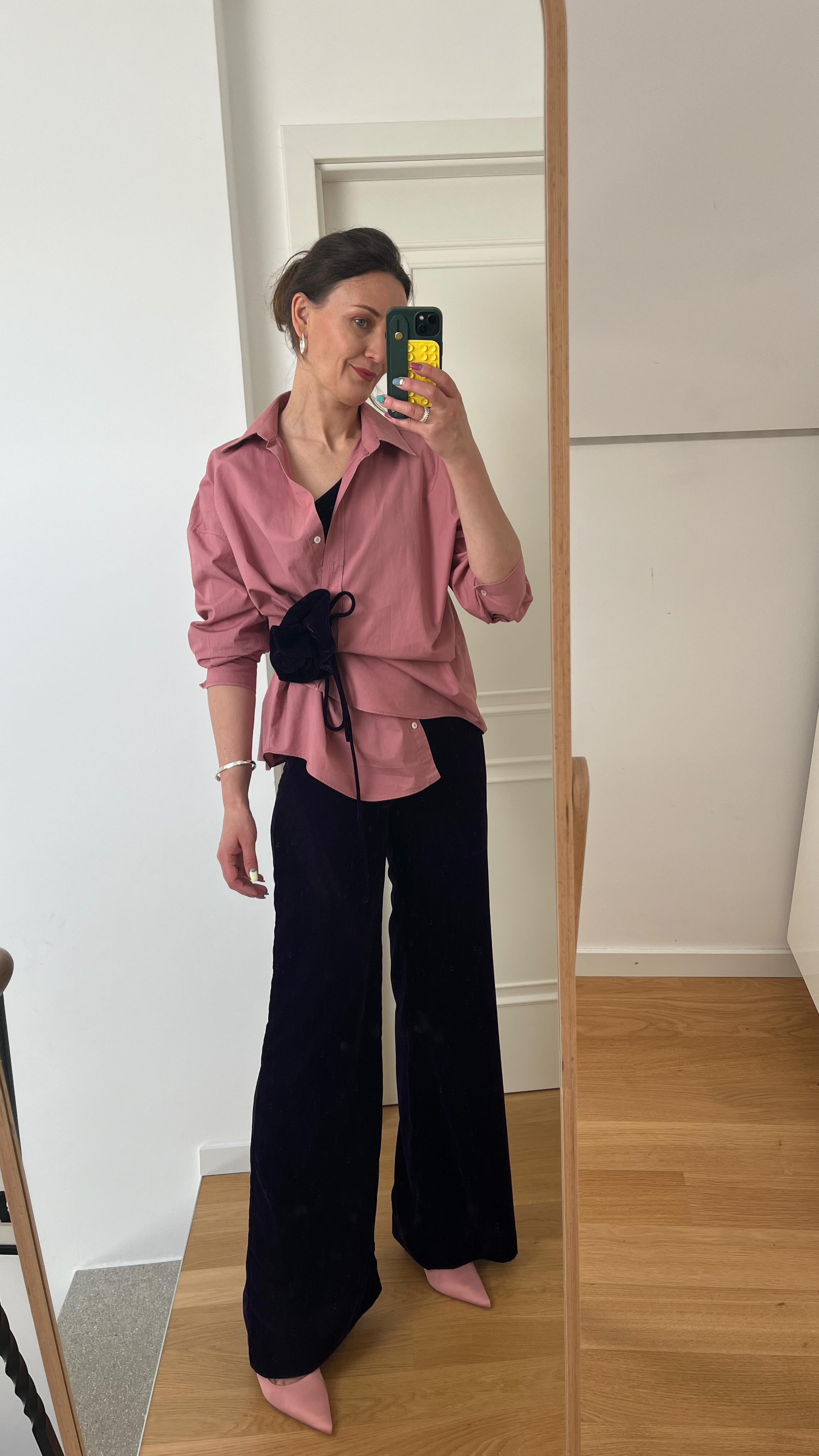 Aus alt mach neu?
Du brauchst nur eine Sicherheitsnadel und ein schönes Band mit oder ohne Applikationen um aus einem ganz normalen Hemd eine schöne Bluse mit besonderem Twist zu machen.
Wie gefällt es dir?
Folgt @zwet_inside für mehr Inspirationen und hilfreiche Tools für mehr Sicherheit beim Styling.
#stylingtipps #stylinglexikon #stilberatung #outfitidee
STILBERATUNG
MODE
STIL
PERSONALSTYLIST
FARBBERATUNG
FASHIONTIPPS
STYLETIPPS
FRÜHLINGSLOOK