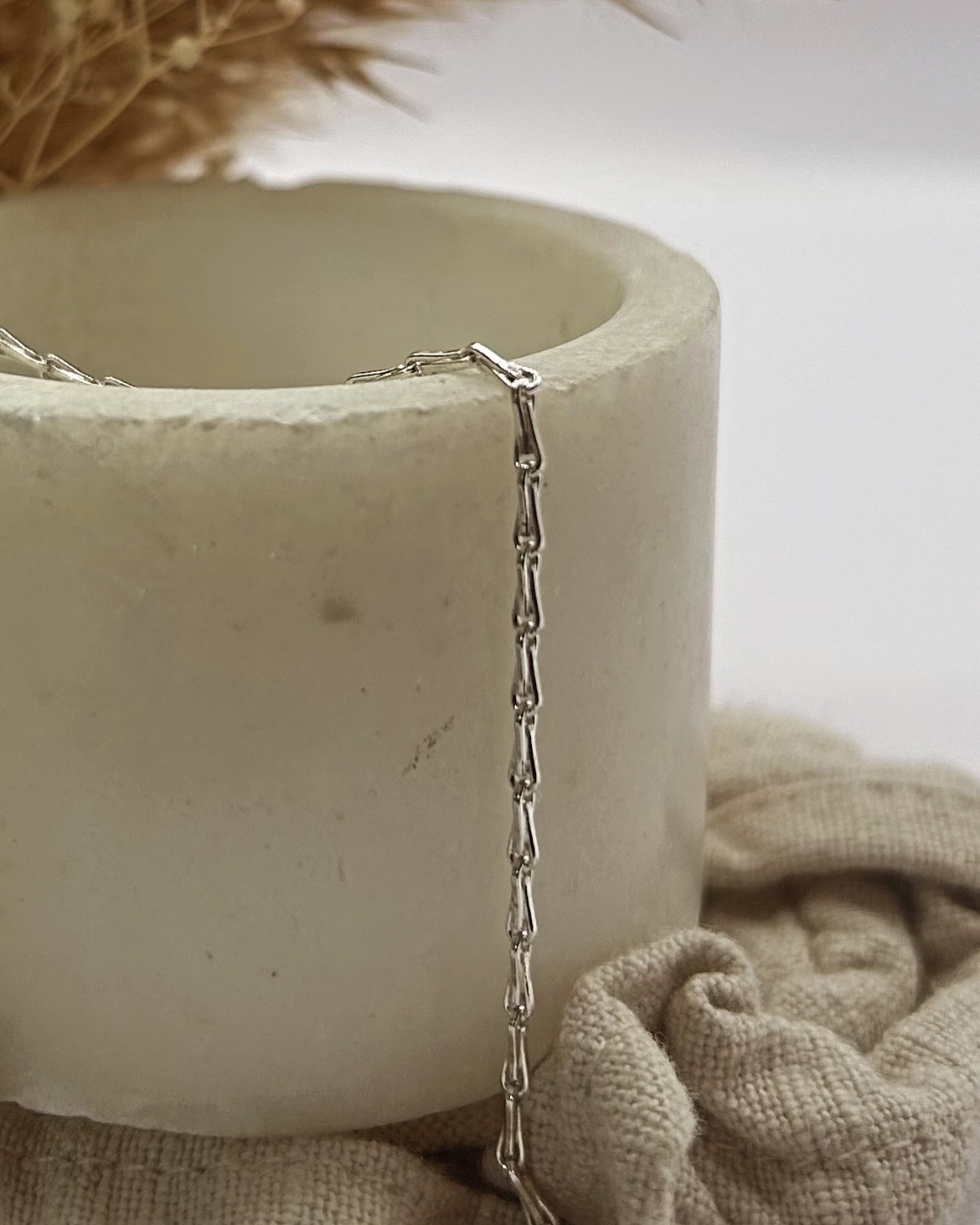 N E W C H A I N S A R E H E R E !
Say hello to our latest additions: Weave, Box, and Spiga chains! 💫 Each one brings its own unique charm and style to your permanent jewellery collection.
🔗 Weave: Intricate and elegant, perfect for those who love a touch of texture.
🔗 Box: Sleek and bold, a modern classic that makes a statement.
🔗 Spiga: Delicately twisted for a sophisticated, timeless look.
Whether you’re looking to layer up or add a signature piece, these beauties are ready to shine on you 🫶🏼
Which one do you like the look of?