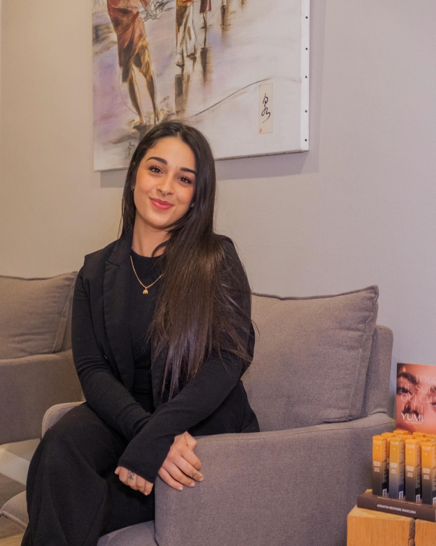 Ilona a rejoint le Centre Dermo Esthétique il y a plus de 3 ans, et ne cesse d’apporter fraîcheur en nos lieux. Elle intervient en tant que technicienne de cils et vous étonnera avec ses poses d’extensions d’un naturel incroyable. De plus, avec son diplôme d’électrolyse, elle viendra à bout de vos poils indésirables grâce à l’Apilus, méthode d’épilation électrique révolutionnaire, 100% définitive et sans douleur.
De nature très douce et minutieuse, vous pouvez vous laisser aller entre ses mains d’experte.
Grâce à sa double casquette, nous la remercions de s’occuper avec brio de toute la partie communication, développement de nos réseaux sociaux et site internet.
#TechnicienneDeCils#ExtensionsNaturelles#ÉpilationDéfinitive
#BeautéÉlectrolyse#Apilus#ExpertiseEsthétique
#CentreDermoEsthétique#BeautéSansDouleur#CilsEtSourcils
#SoinsProfessionnel#RéseauxSociauxBeauté#CommunicationEsthétique#MarketingDigitalBeauté#DéveloppementBeauté#siteinternetbeauté