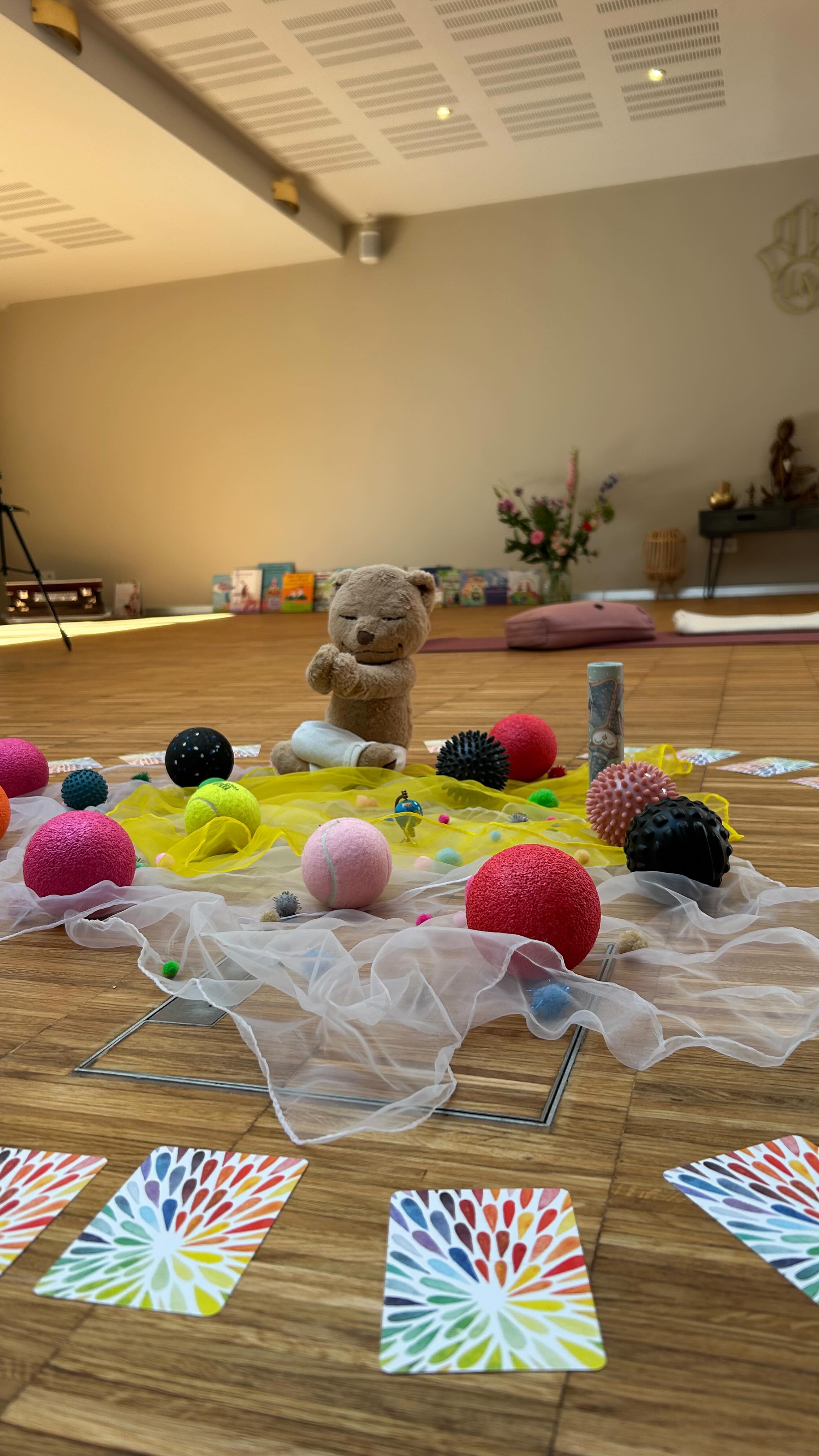 Still full of energy from last weekend - 4 days of yoga for kids teacher training. I met so many inspiring women, felt like a child again, danced like there was no one around and had so so much fun! Cannot wait to bring this feeling and fantasy to many kids on the mat. Thank you @jennifermattesyoga for teaching us the way you did - with a heart full of joy! ✨
.
.
.
#somindfulnow #kinderyoga #yogaforkids #fantasyyoga #inspiration #fun #joy #yogamom #yogateacher
