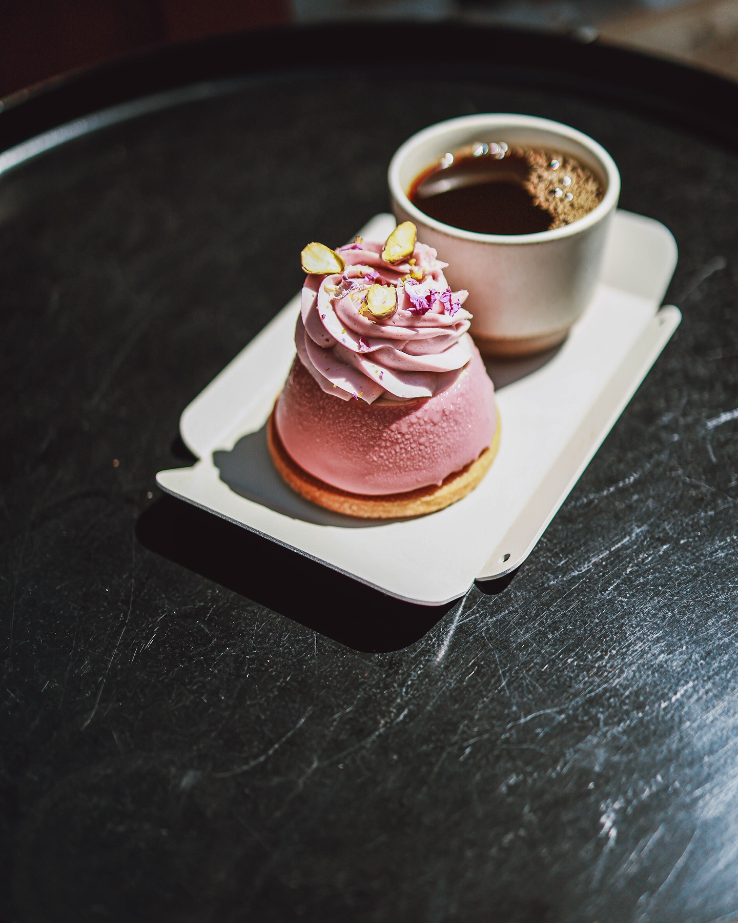 Malinovo-pistáciový cheesecake 🤩 pražírna dnes do 16:00 ✌️
#PražírnaKrok #Jičín #DvěMetličky #EspressoBar #Dobrota