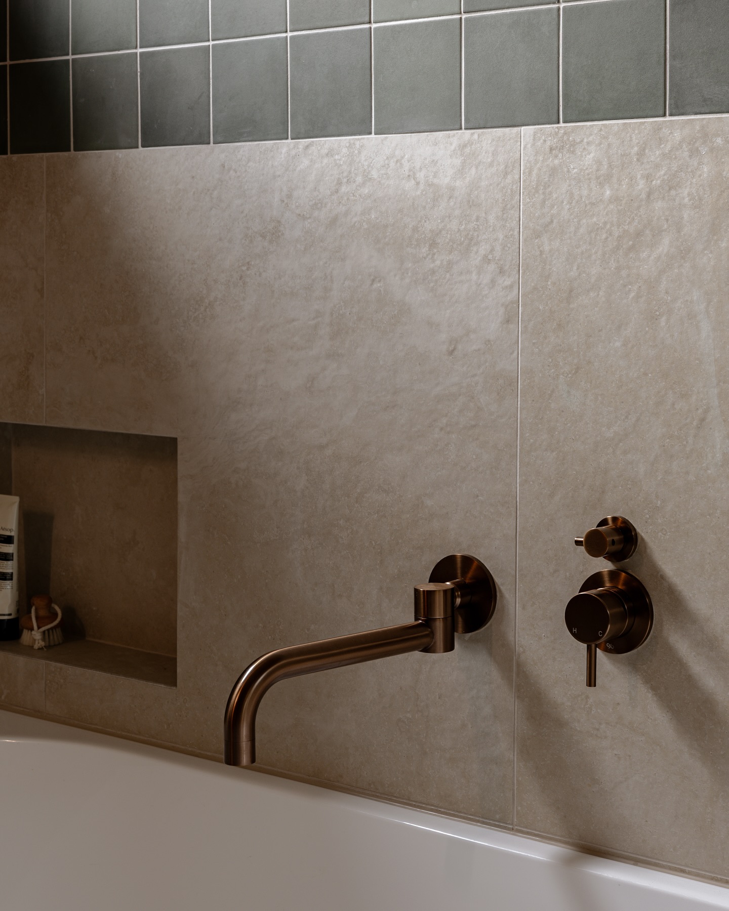 A small but mighty difference.
A swivel bath spout keeps things out of the way when you don’t need them - perfect for minimising accidental bumps when bathing little ones.
Builder: @trjandsons
Interior Design: @howardlanedesigns
Photographer: @bridietomkinsphotography
Bathroom design | Renovation | Interior Design Sydney