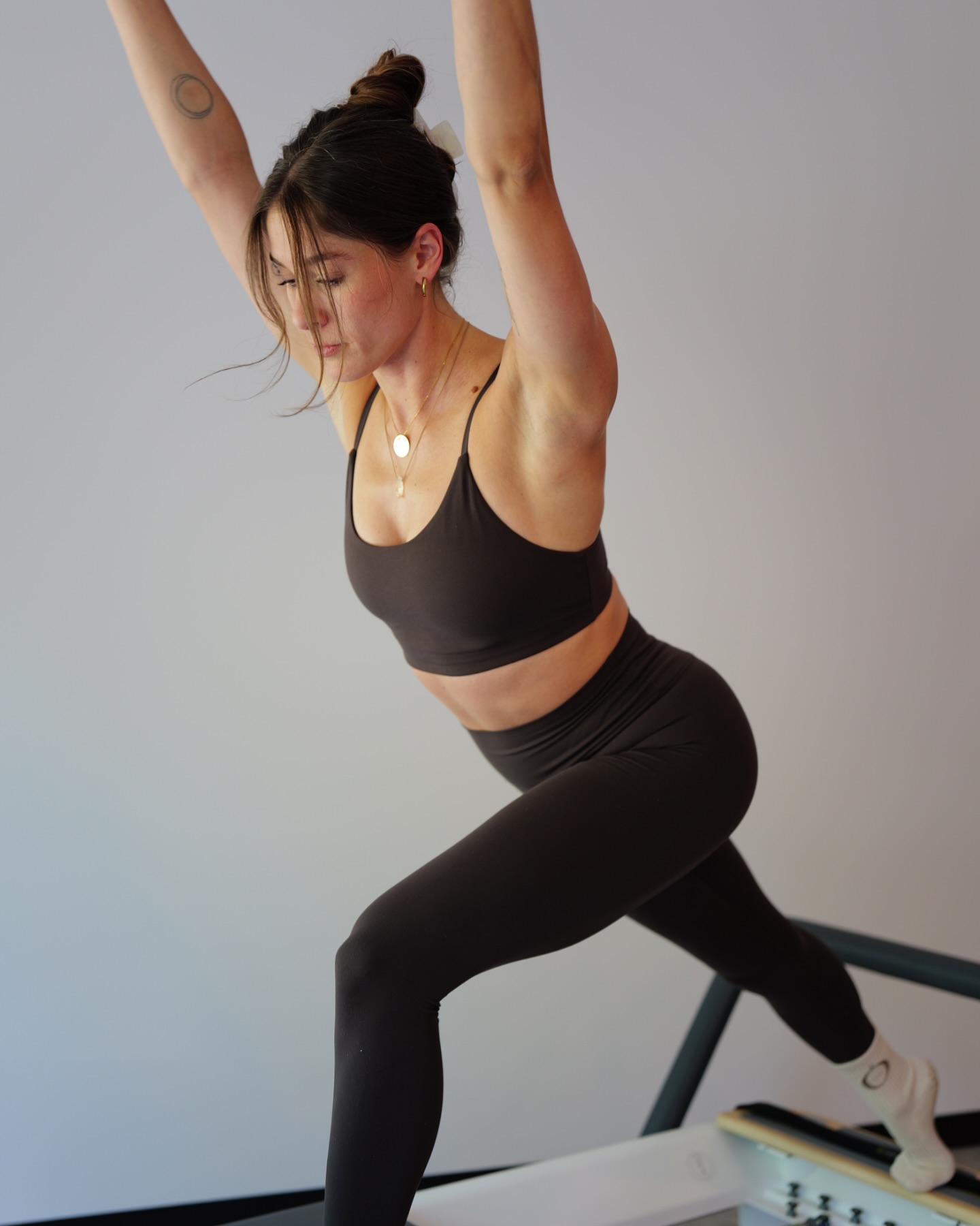 ✨ Manchmal ist es die Stille, die uns heilt.
Das Innehalten, das bewusste Nichts-Tun.
Der Moment, in dem wir einfach nur sind – ohne Druck, ohne Ziel.
Dann wieder ist es die Bewegung, die uns trägt.
Das Fließen, das Herzklopfen, das Schwitzen, das Leben, das durch jede Zelle pulsiert.
Wir brauchen beides.
Yin & Yang.
Klang & Stille.
Aktivität & Rückzug.
🌿 It’s all about the balance.
Und vor allem darum, dir selbst zu erlauben, immer wieder neu zu spüren, was du gerade brauchst.
Wenn du gerade nach innen spüren möchtest, zur Ruhe kommen, deinen Körper weich werden lassen und dich vom Klang tragen lassen – dann komm am 08.06.25 um 18 Uhr zum Soundbath im Villa Berg Park in Stuttgart.
Bring eine Freundin mit und erhaltet zwei Tickets zum Preis von einem 💛
Alle Infos über den Link in meiner Bio – oder schreib mir.
It will be magical ✨
📸 @ohemiastudio
#soundhealing #crystalbowls #reformer #pilates #movemwntismedicine #soundismedicine